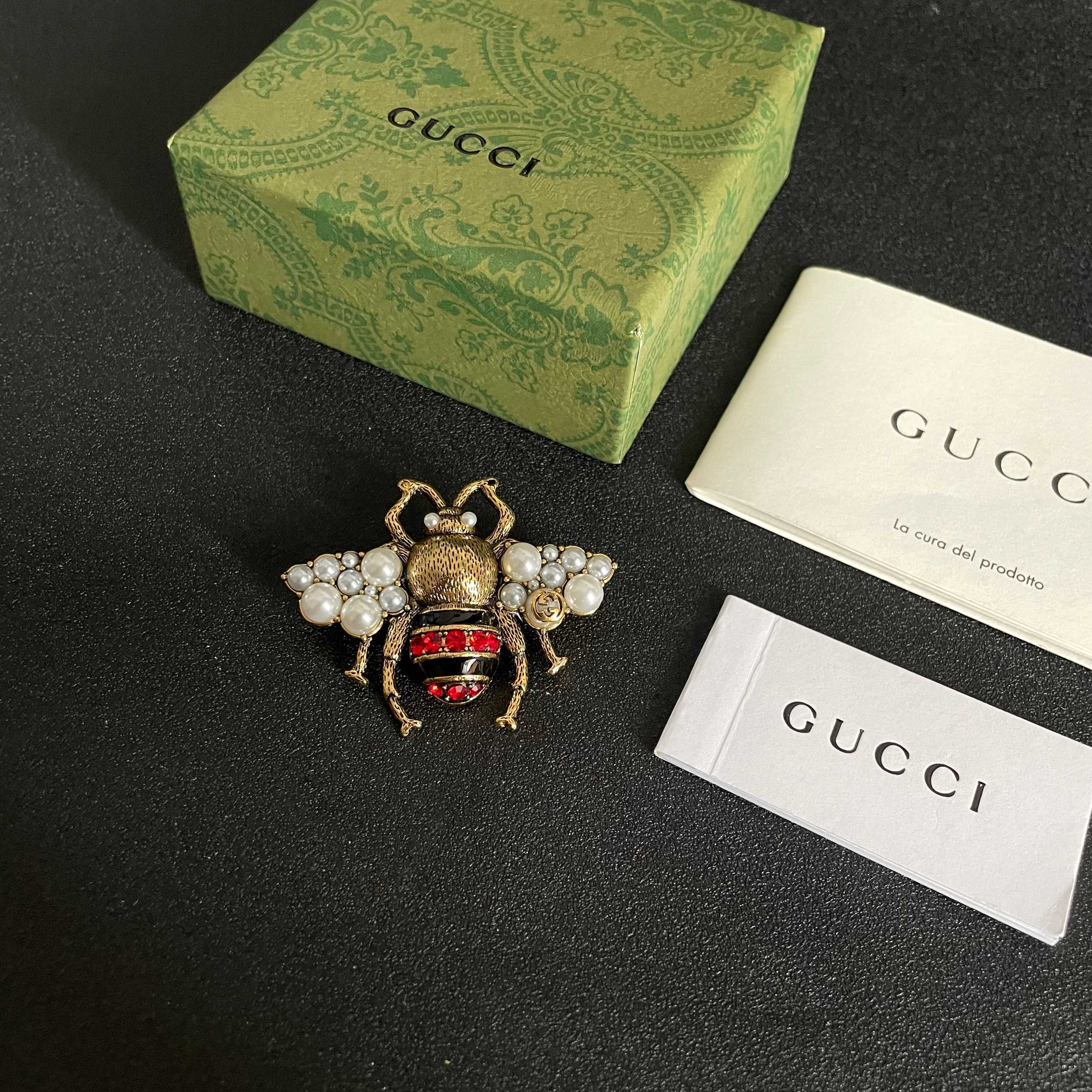 💄古驰Gucci专柜新款同步上新胸针，是最懂女人的饰物。那些倾注了全部心血去做自己的女人，往往更珍惜胸针