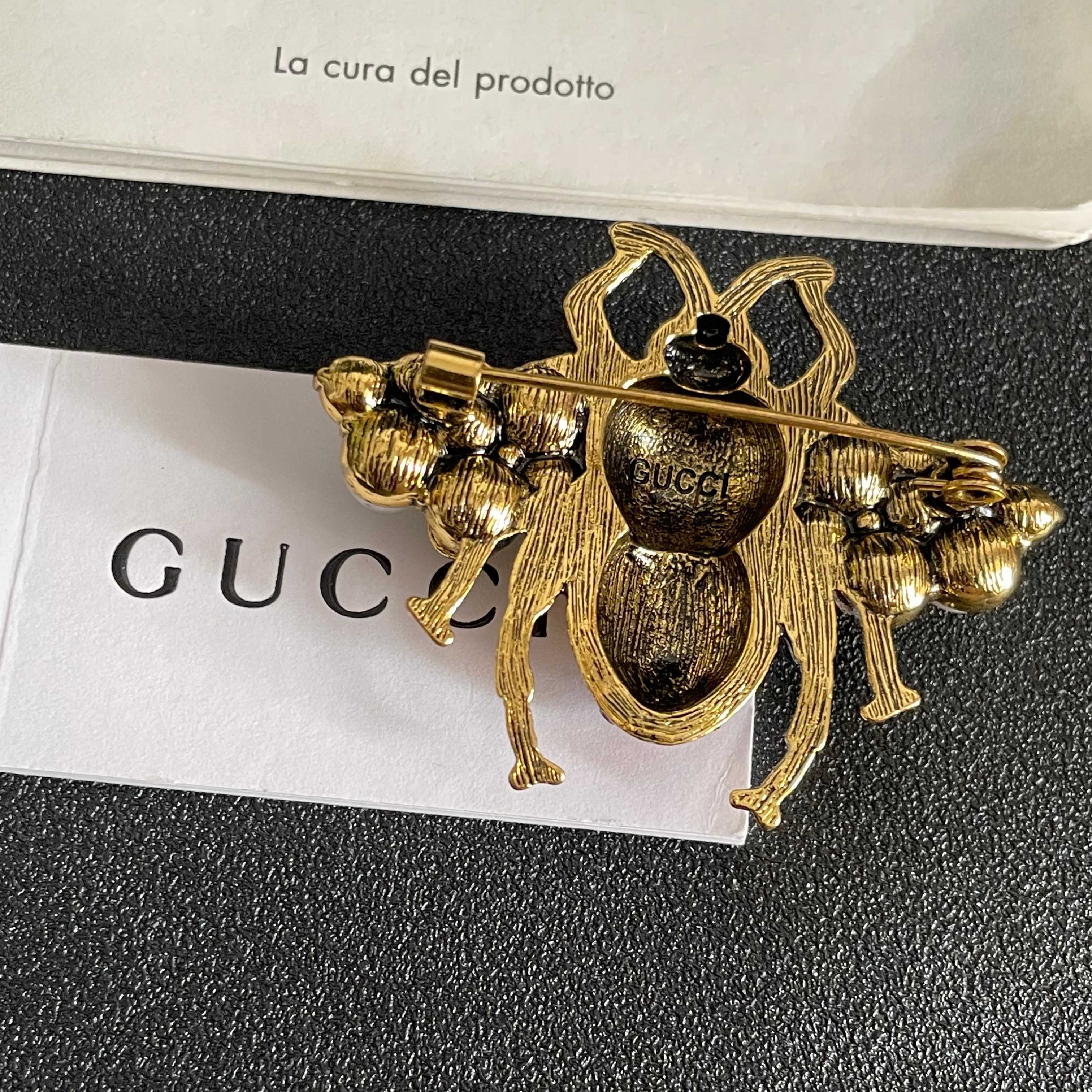 💄古驰Gucci专柜新款同步上新胸针，是最懂女人的饰物。那些倾注了全部心血去做自己的女人，往往更珍惜胸针