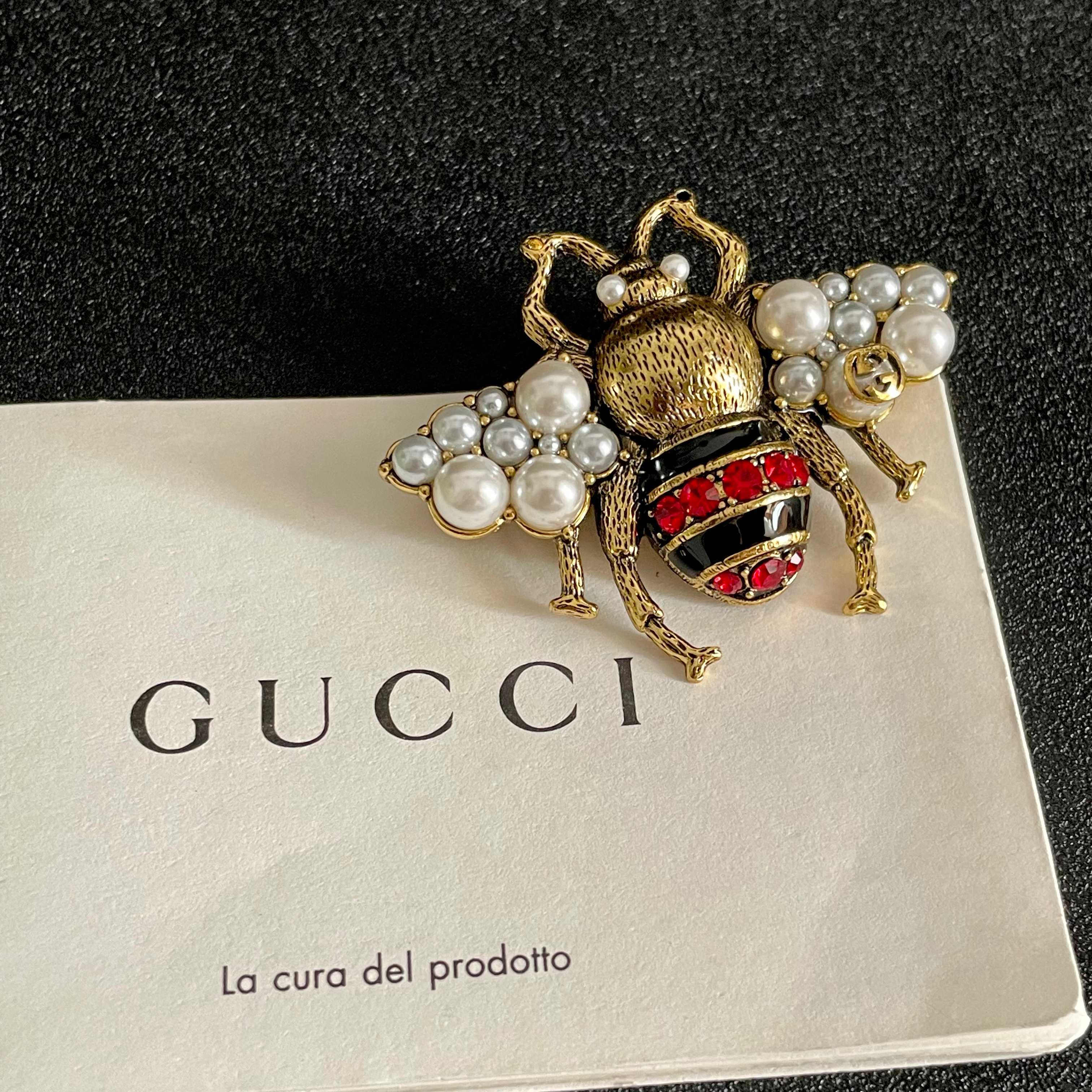💄古驰Gucci专柜新款同步上新胸针，是最懂女人的饰物。那些倾注了全部心血去做自己的女人，往往更珍惜胸针