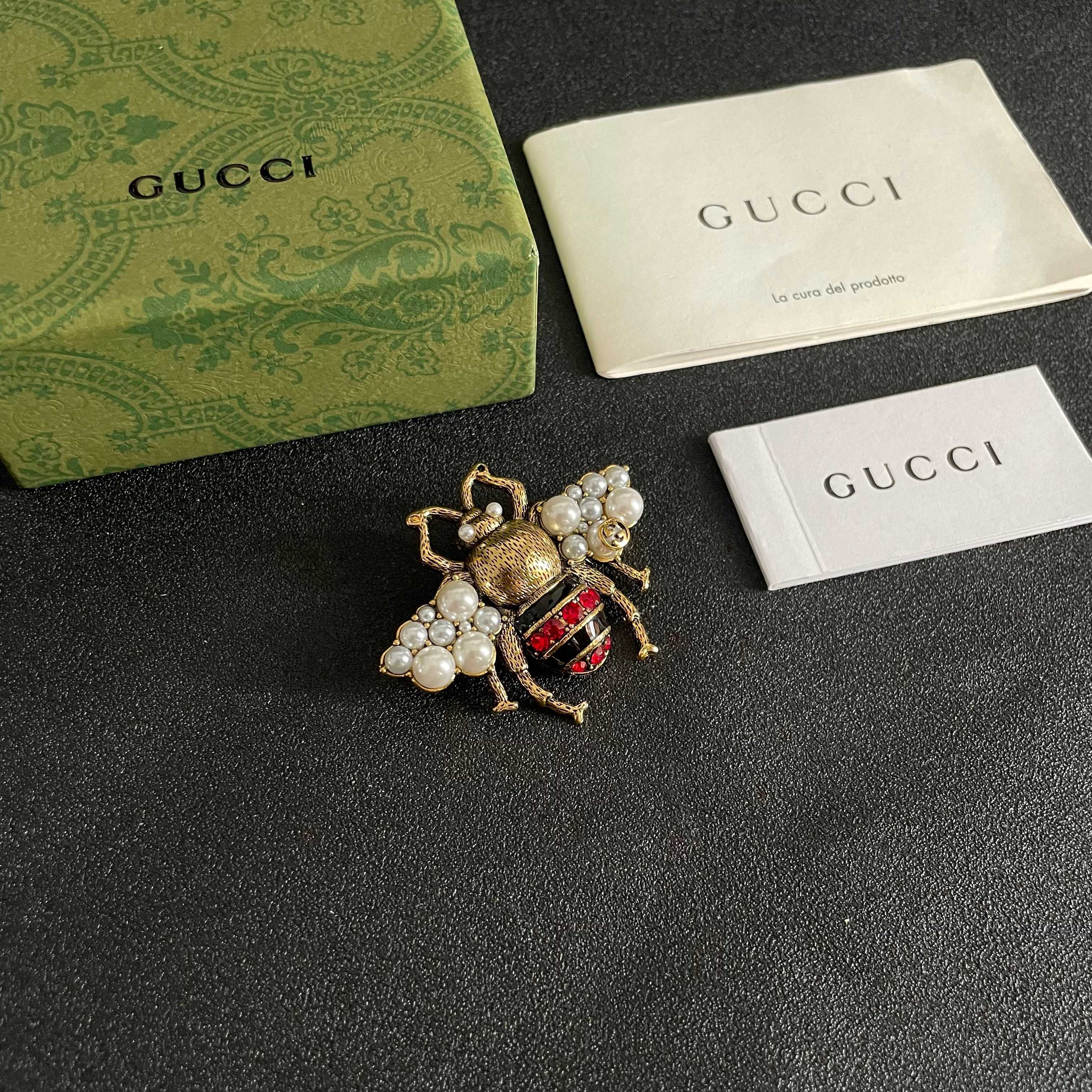 💄古驰Gucci专柜新款同步上新胸针，是最懂女人的饰物。那些倾注了全部心血去做自己的女人，往往更珍惜胸针