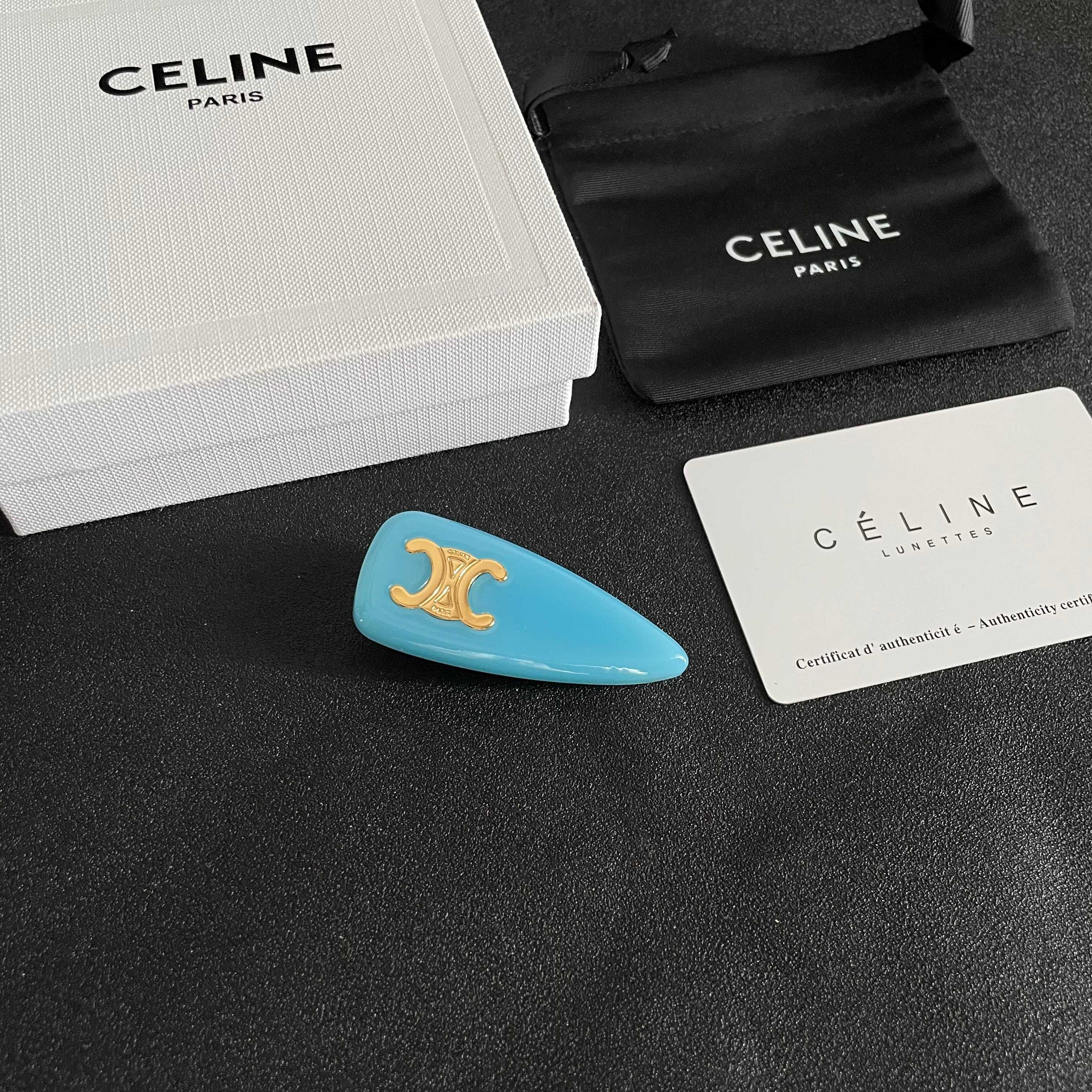  Celine 赛琳发夹 ™ 一直是简约时尚界的标杆大胆的设计 百看不厌▪️搭配起来更Fashion ✨