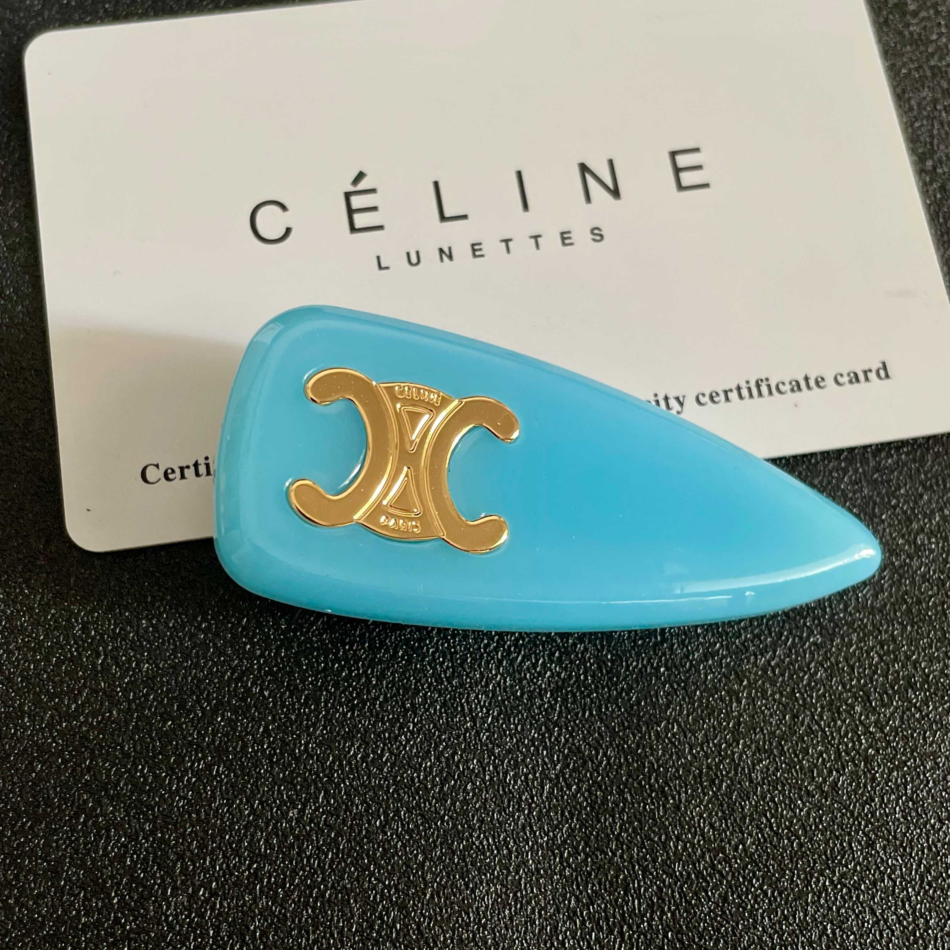  Celine 赛琳发夹 ™ 一直是简约时尚界的标杆大胆的设计 百看不厌▪️搭配起来更Fashion ✨