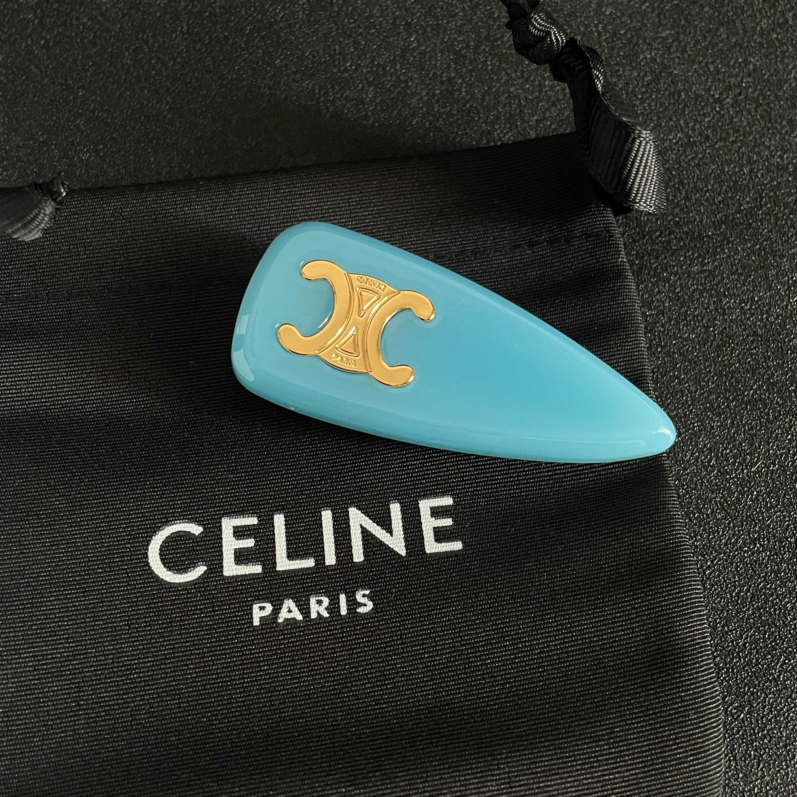  Celine 赛琳发夹 ™ 一直是简约时尚界的标杆大胆的设计 百看不厌▪️搭配起来更Fashion ✨