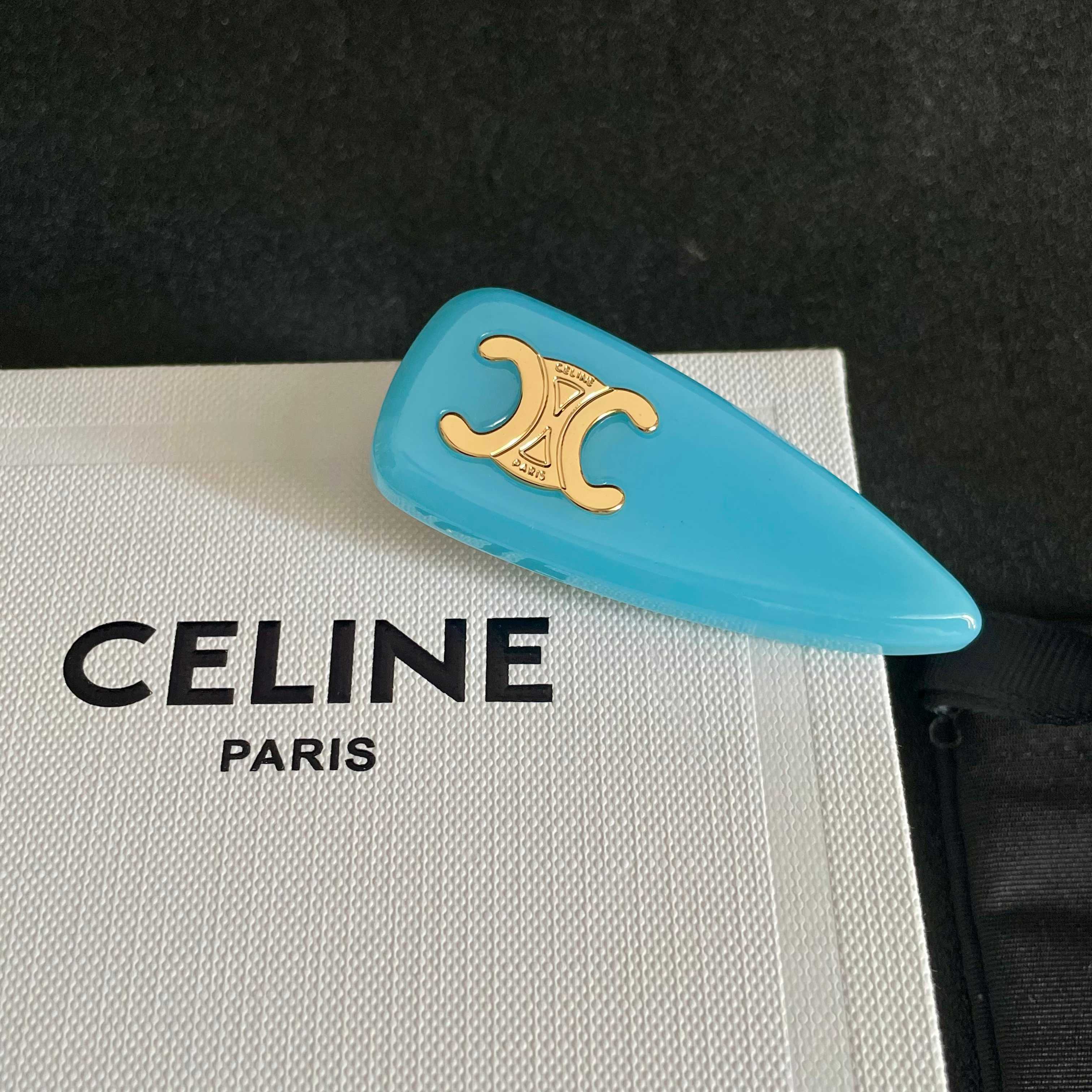  Celine 赛琳发夹 ™ 一直是简约时尚界的标杆大胆的设计 百看不厌▪️搭配起来更Fashion ✨