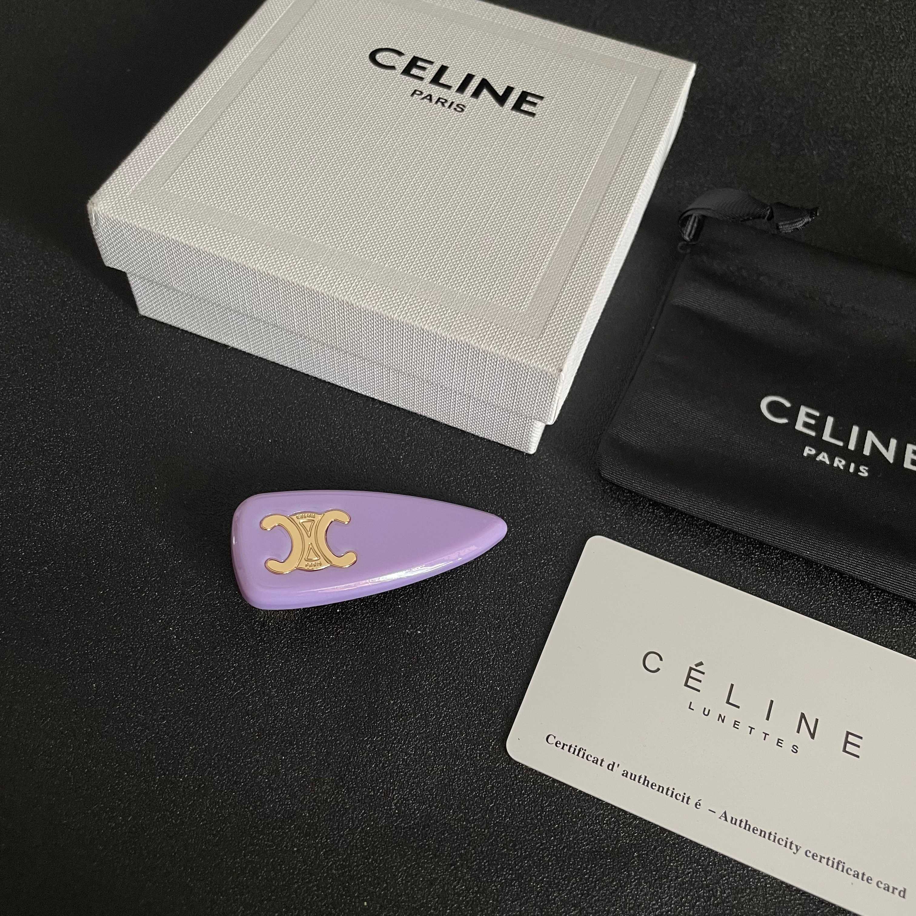  Celine 赛琳发夹 ™ 一直是简约时尚界的标杆大胆的设计 百看不厌▪️搭配起来更Fashion ✨