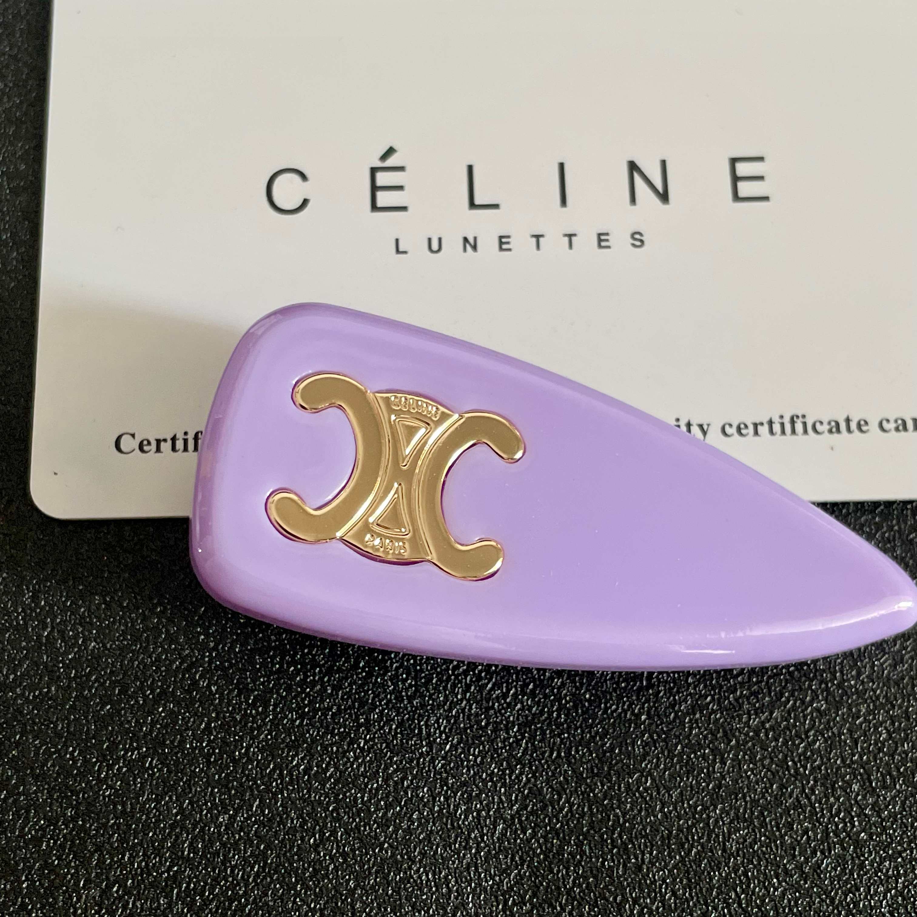 Celine 赛琳发夹 ™ 一直是简约时尚界的标杆大胆的设计 百看不厌▪️搭配起来更Fashion ✨