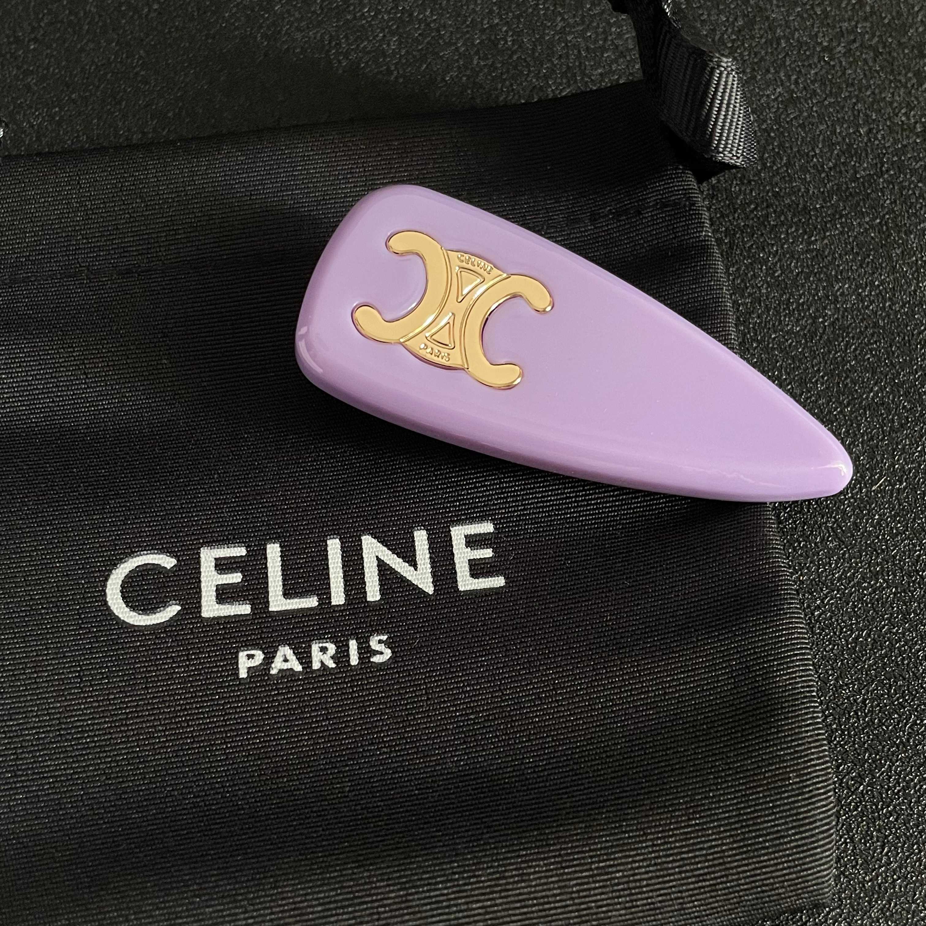  Celine 赛琳发夹 ™ 一直是简约时尚界的标杆大胆的设计 百看不厌▪️搭配起来更Fashion ✨