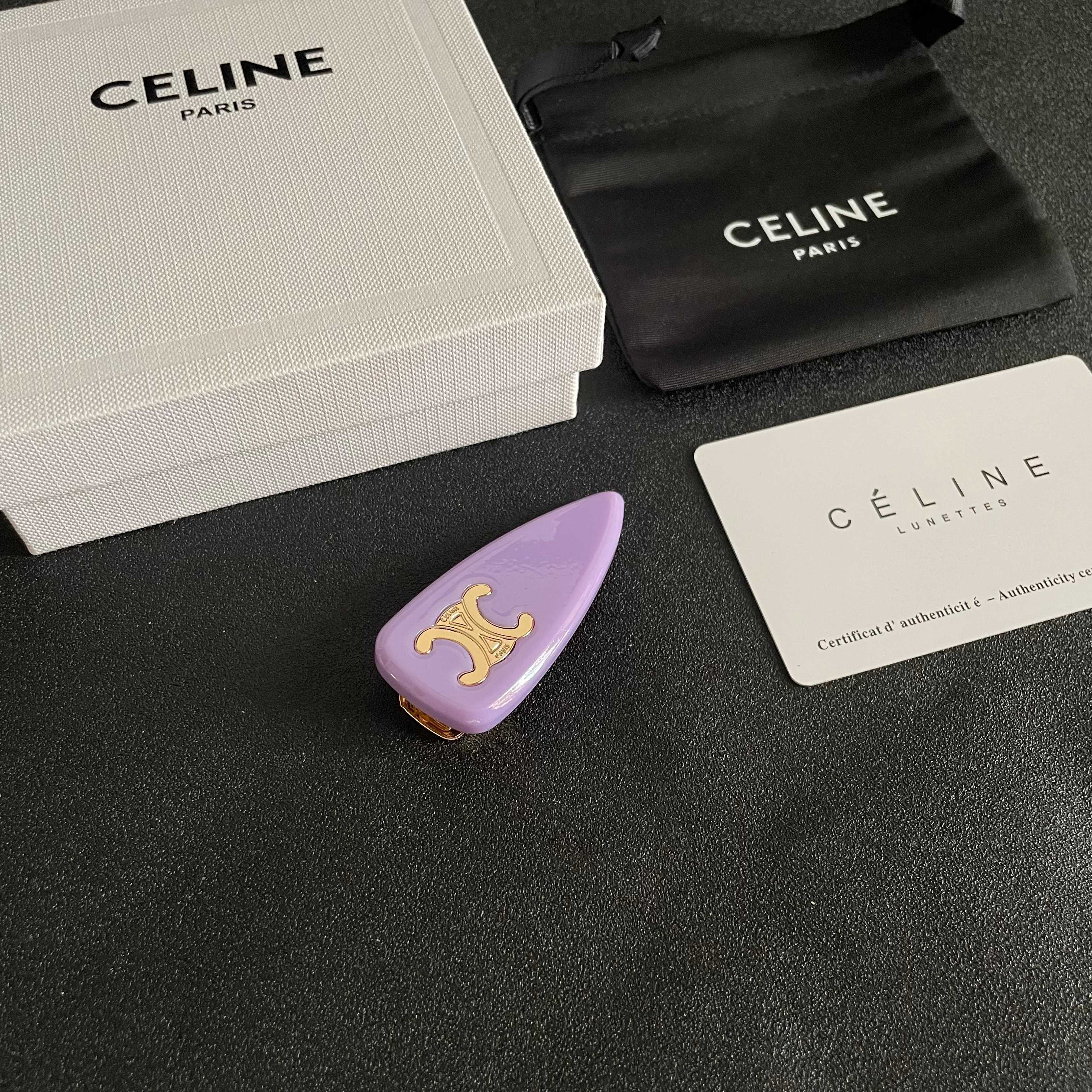  Celine 赛琳发夹 ™ 一直是简约时尚界的标杆大胆的设计 百看不厌▪️搭配起来更Fashion ✨