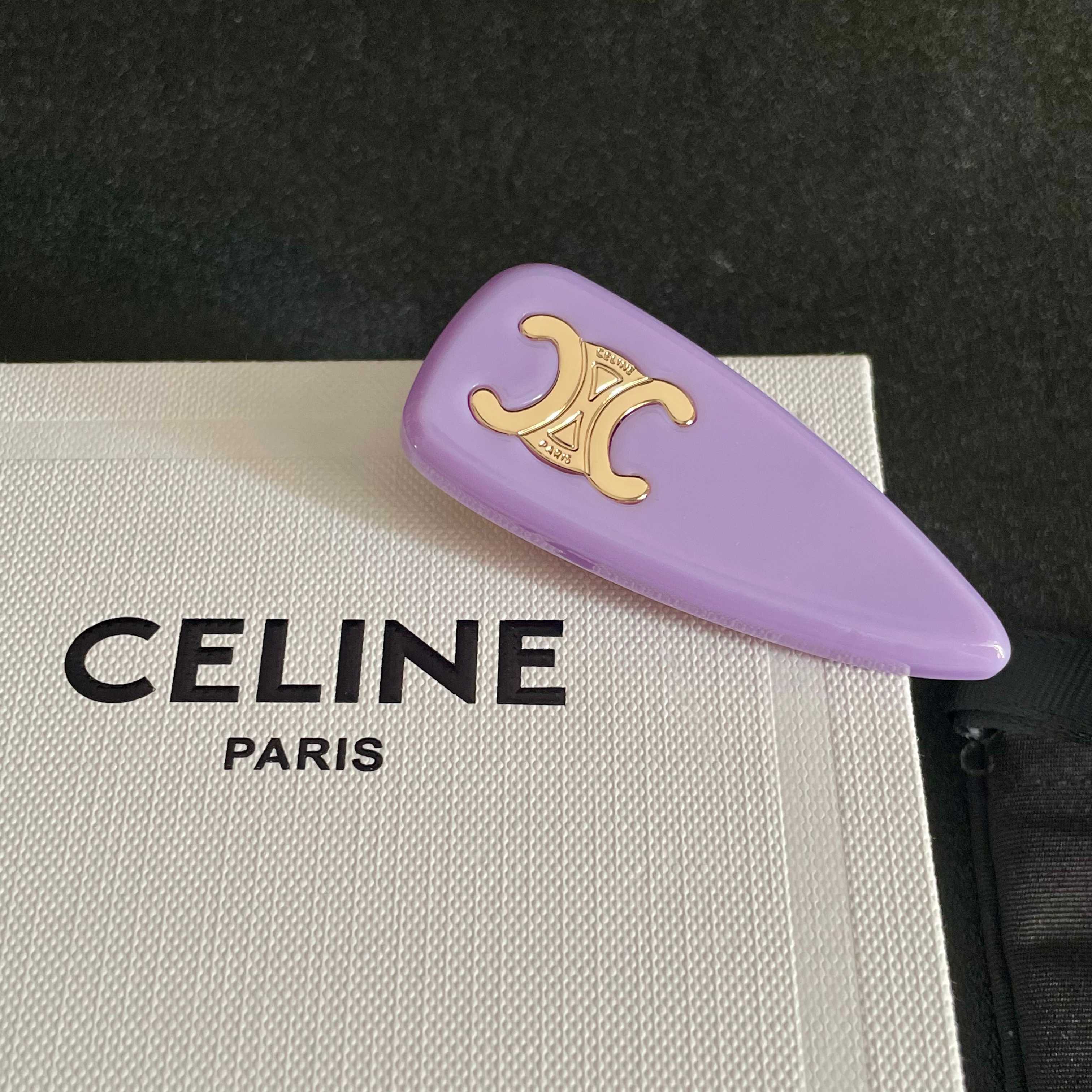  Celine 赛琳发夹 ™ 一直是简约时尚界的标杆大胆的设计 百看不厌▪️搭配起来更Fashion ✨