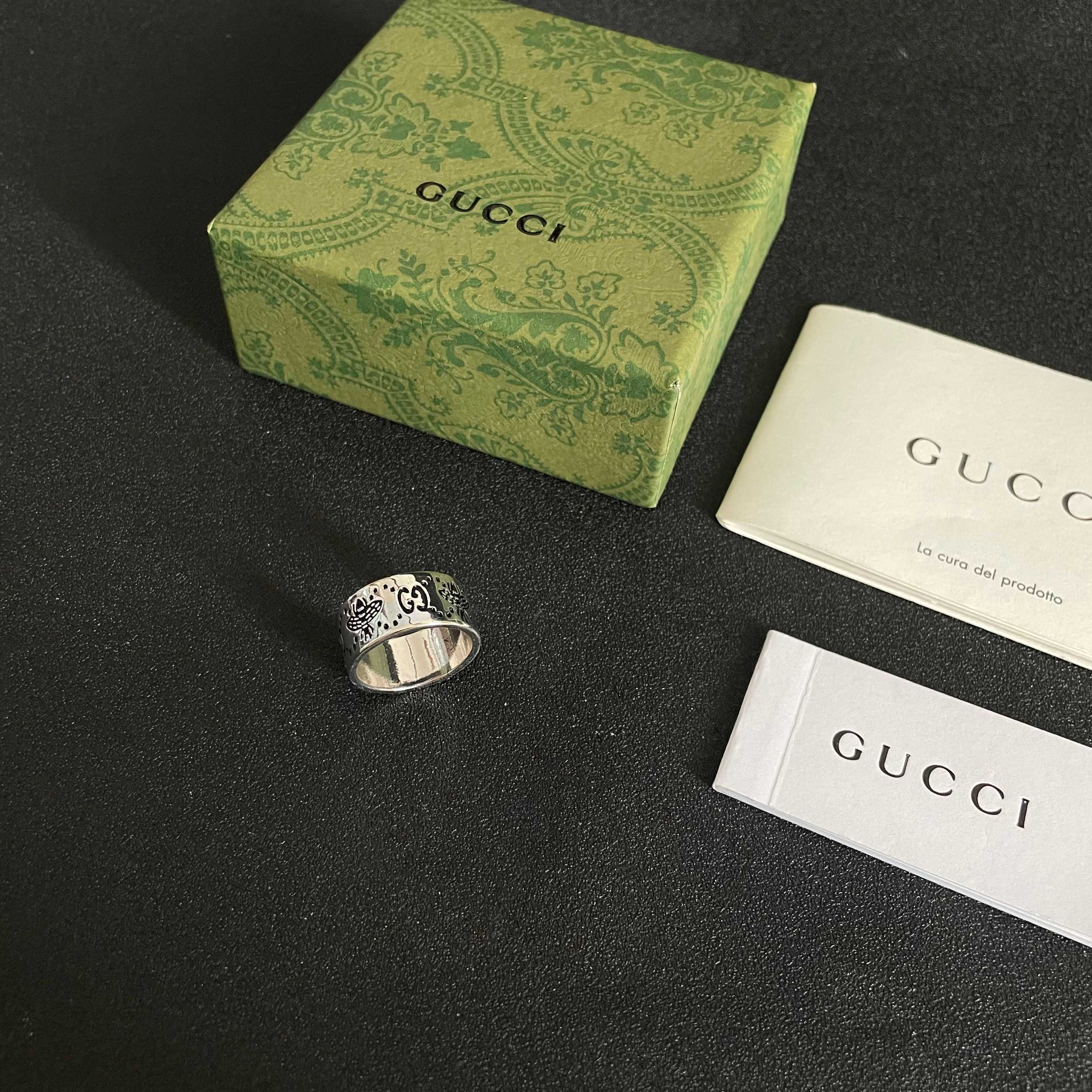  G*ucci 新款双G戒指  融合的经典标志  散发耀眼魅力。全新演绎复古魅惑，打造出高雅个性的时髦单