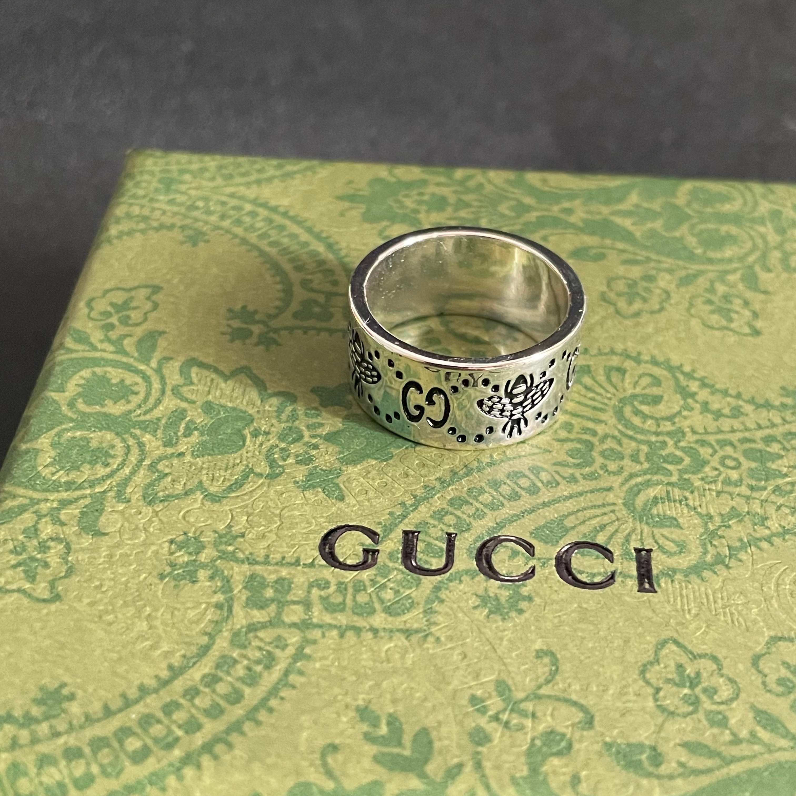  G*ucci 新款双G戒指  融合的经典标志  散发耀眼魅力。全新演绎复古魅惑，打造出高雅个性的时髦单