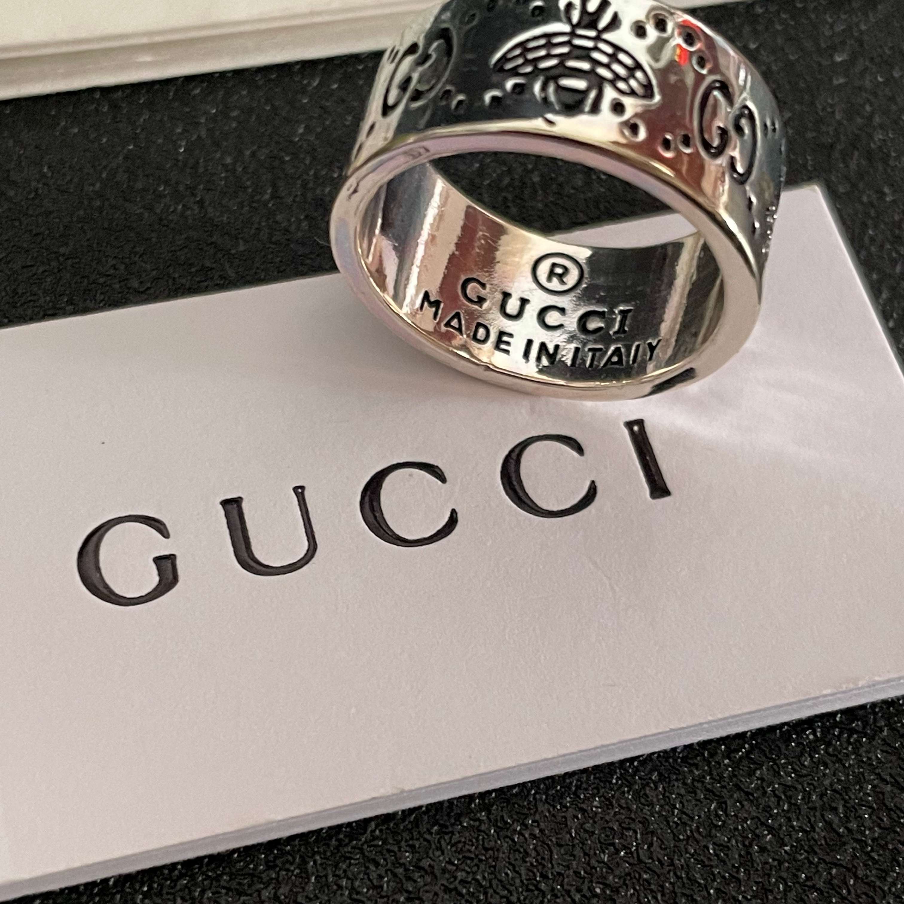  G*ucci 新款双G戒指  融合的经典标志  散发耀眼魅力。全新演绎复古魅惑，打造出高雅个性的时髦单