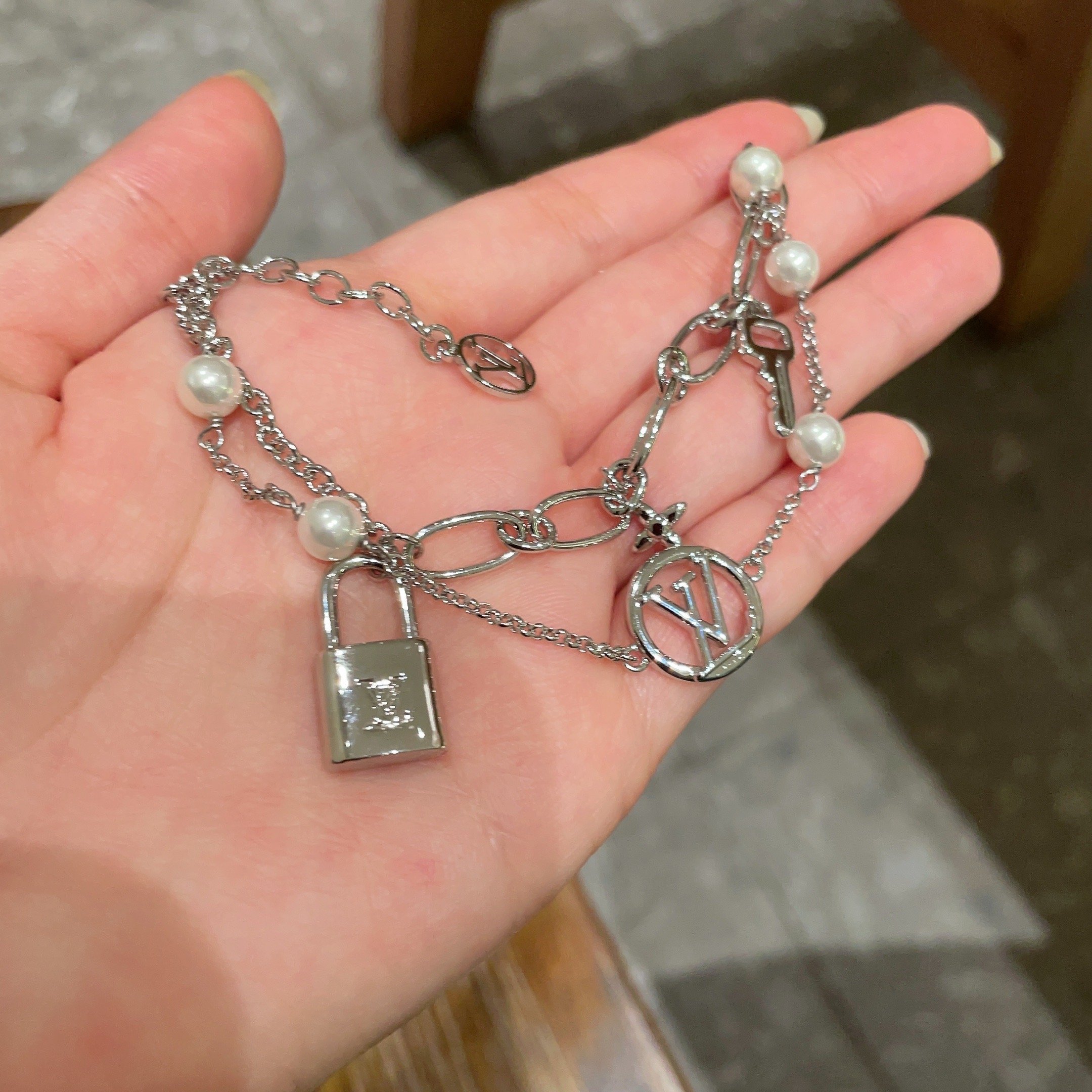  LV 手链🔹🔹Louis Vuitton 路易威登🔹专柜一致材质 火爆款出货 设计独特 复古前卫 男神