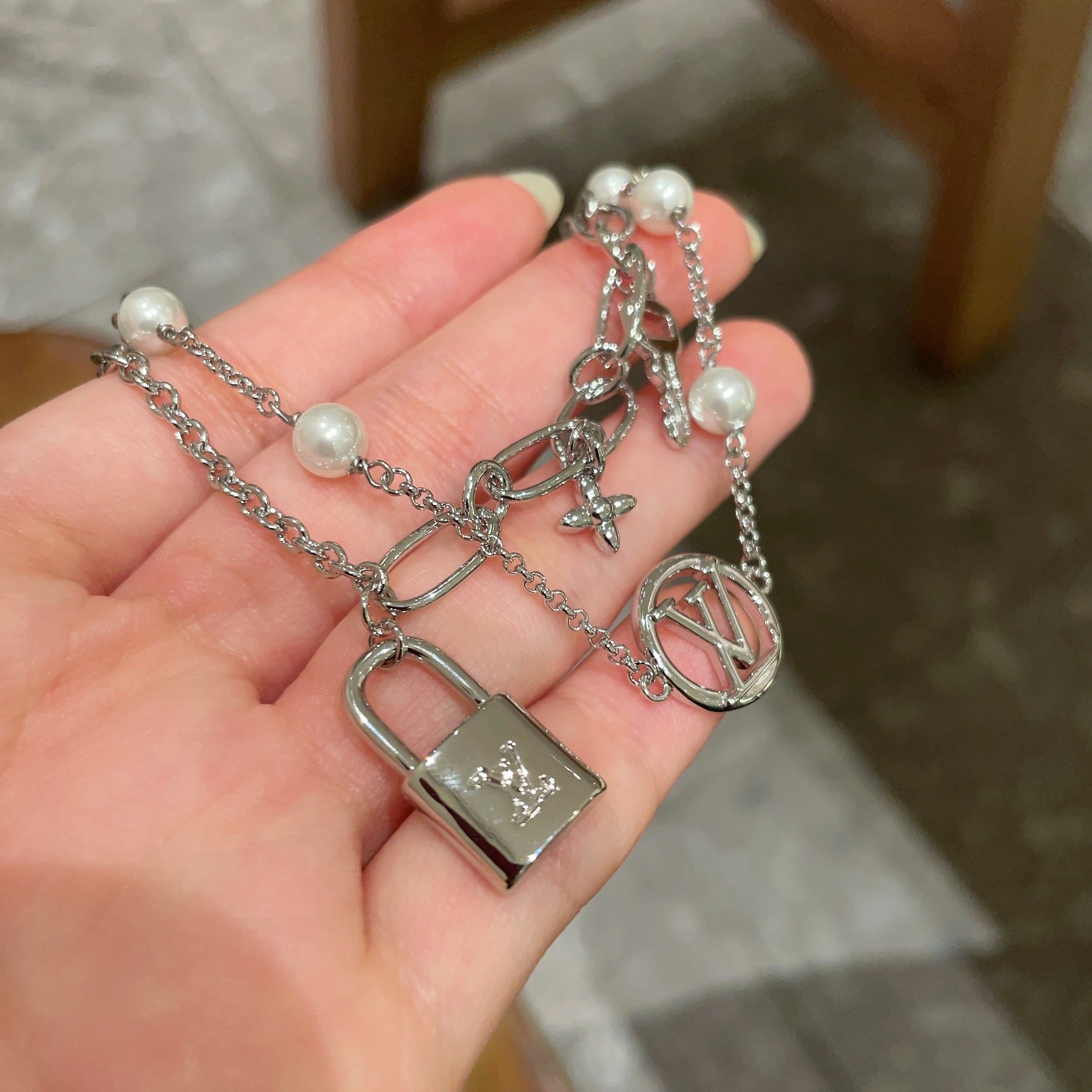 LV 手链🔹🔹Louis Vuitton 路易威登🔹专柜一致材质 火爆款出货 设计独特 复古前卫 男神