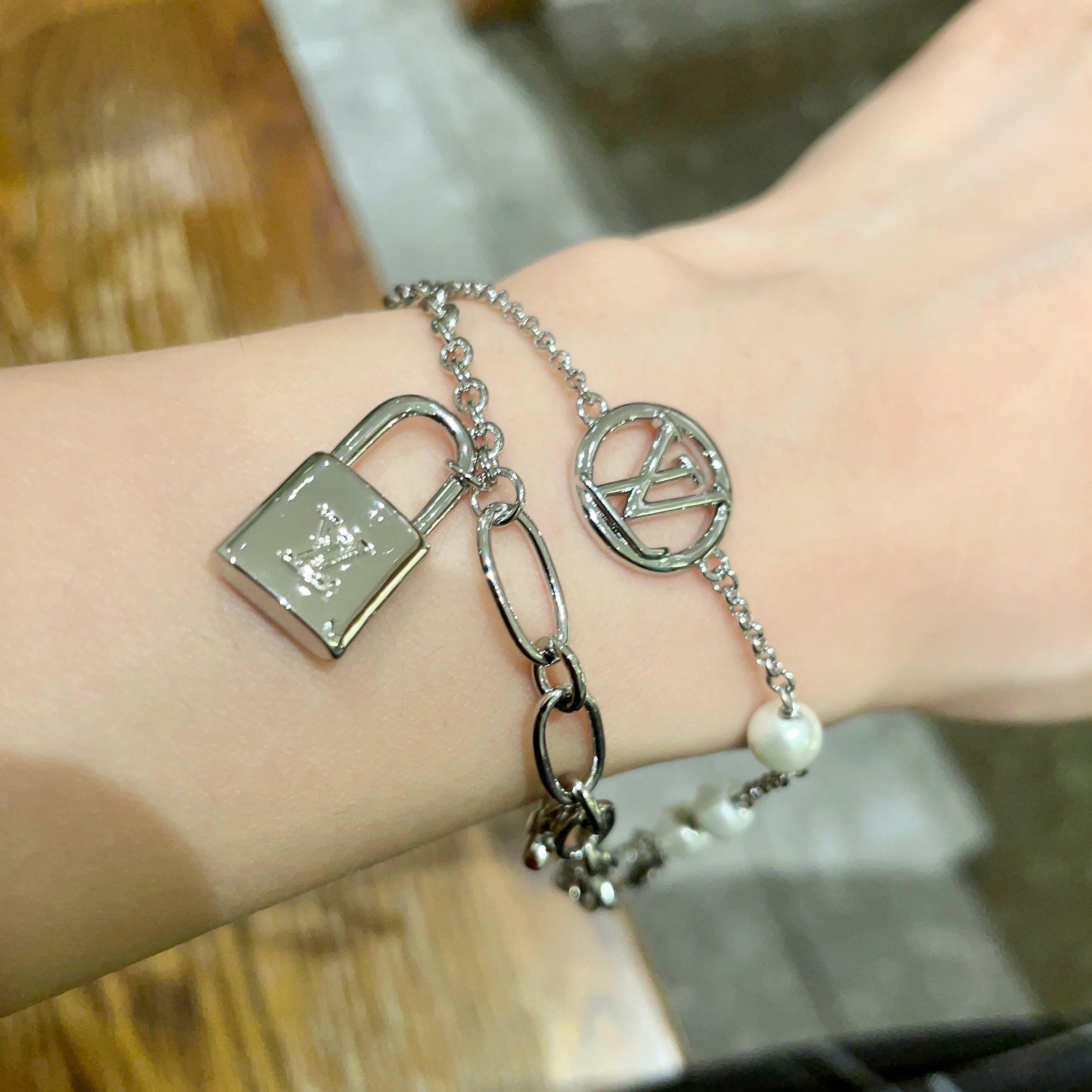  LV 手链🔹🔹Louis Vuitton 路易威登🔹专柜一致材质 火爆款出货 设计独特 复古前卫 男神