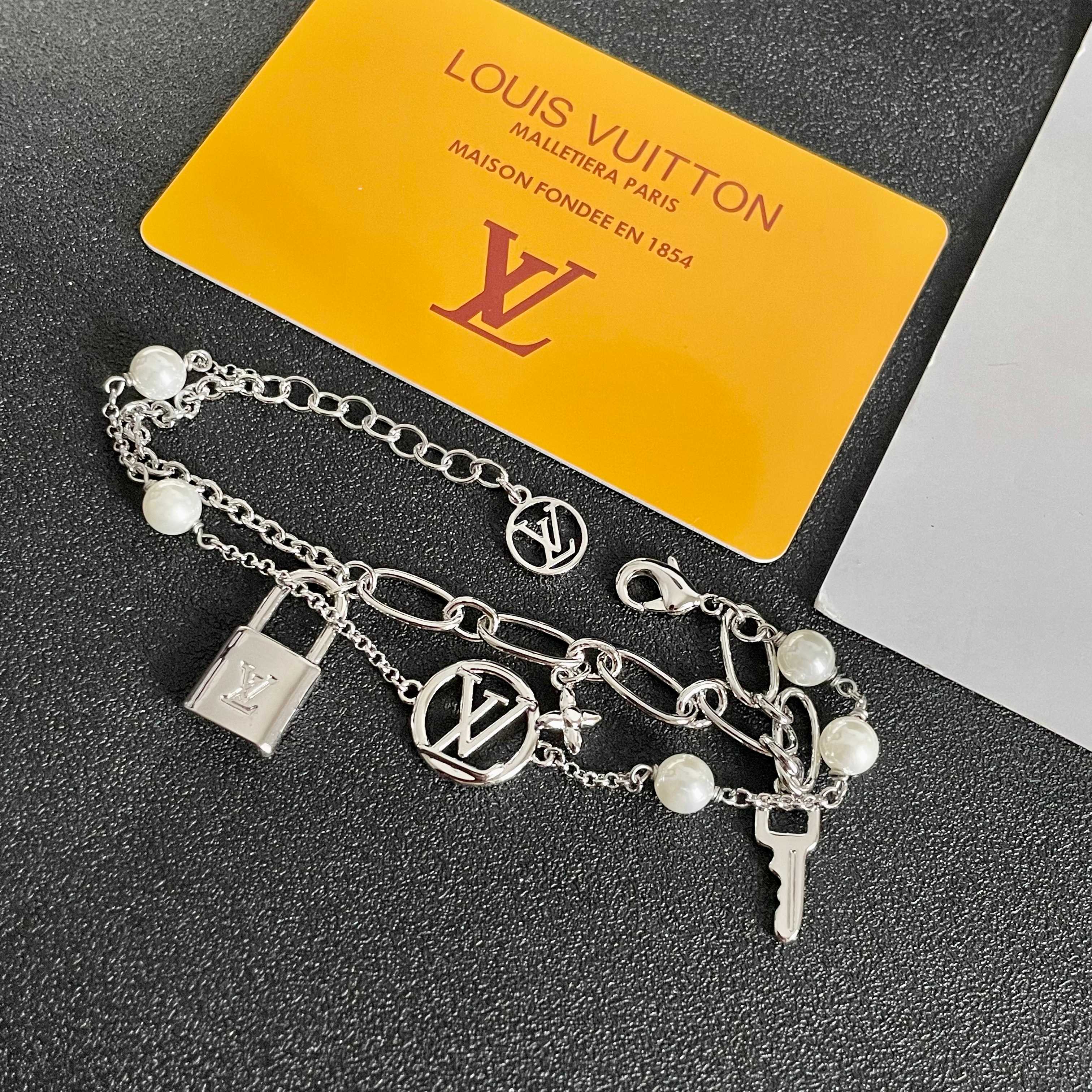  LV 手链🔹🔹Louis Vuitton 路易威登🔹专柜一致材质 火爆款出货 设计独特 复古前卫 男神