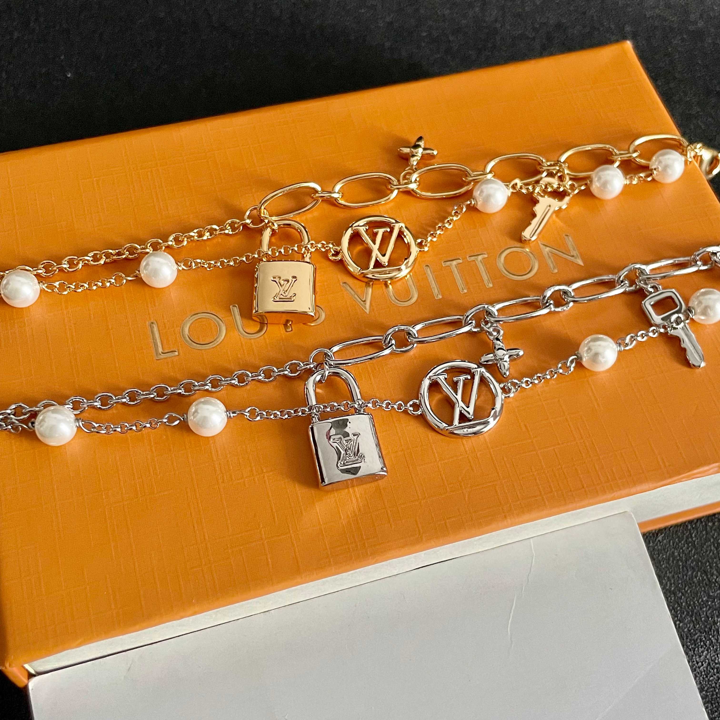  LV 手链🔹🔹Louis Vuitton 路易威登🔹专柜一致材质 火爆款出货 设计独特 复古前卫 男神