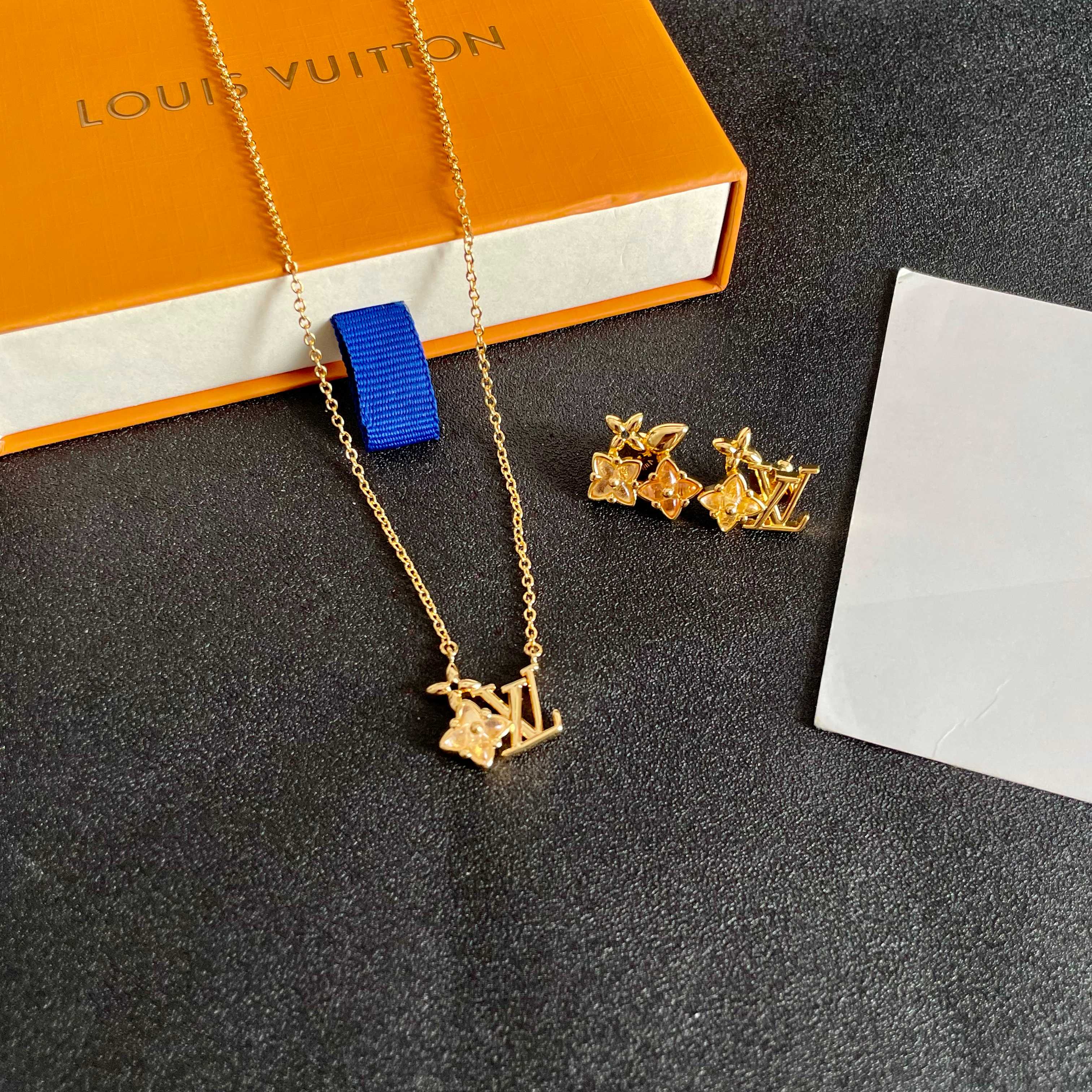 💥💥Louis Vuitton 路易威登 设计独特 (用LV经典之作图形理念)👋好看🧚‍♀️项链 超级无