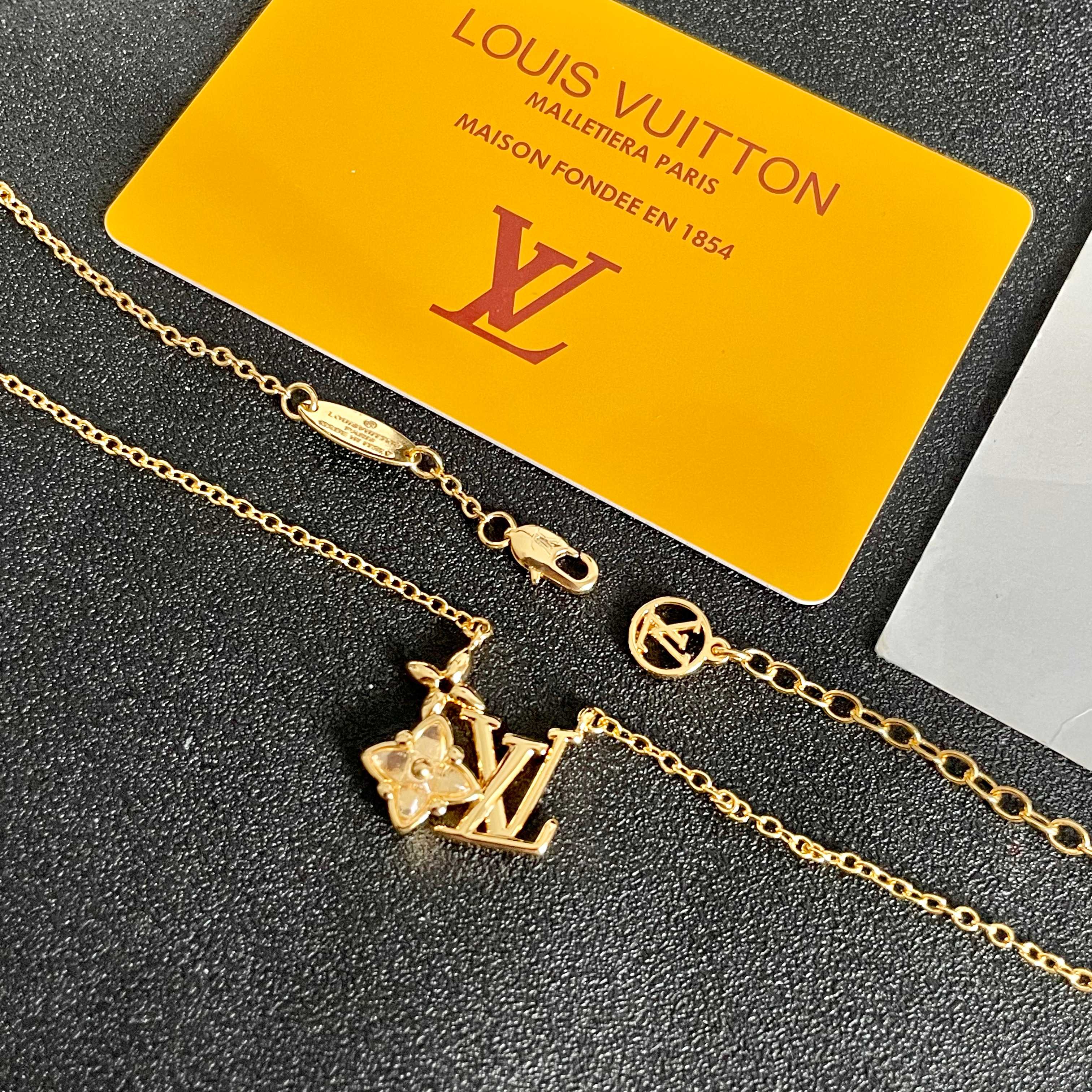 💥💥Louis Vuitton 路易威登 设计独特 (用LV经典之作图形理念)👋好看🧚‍♀️项链 超级无