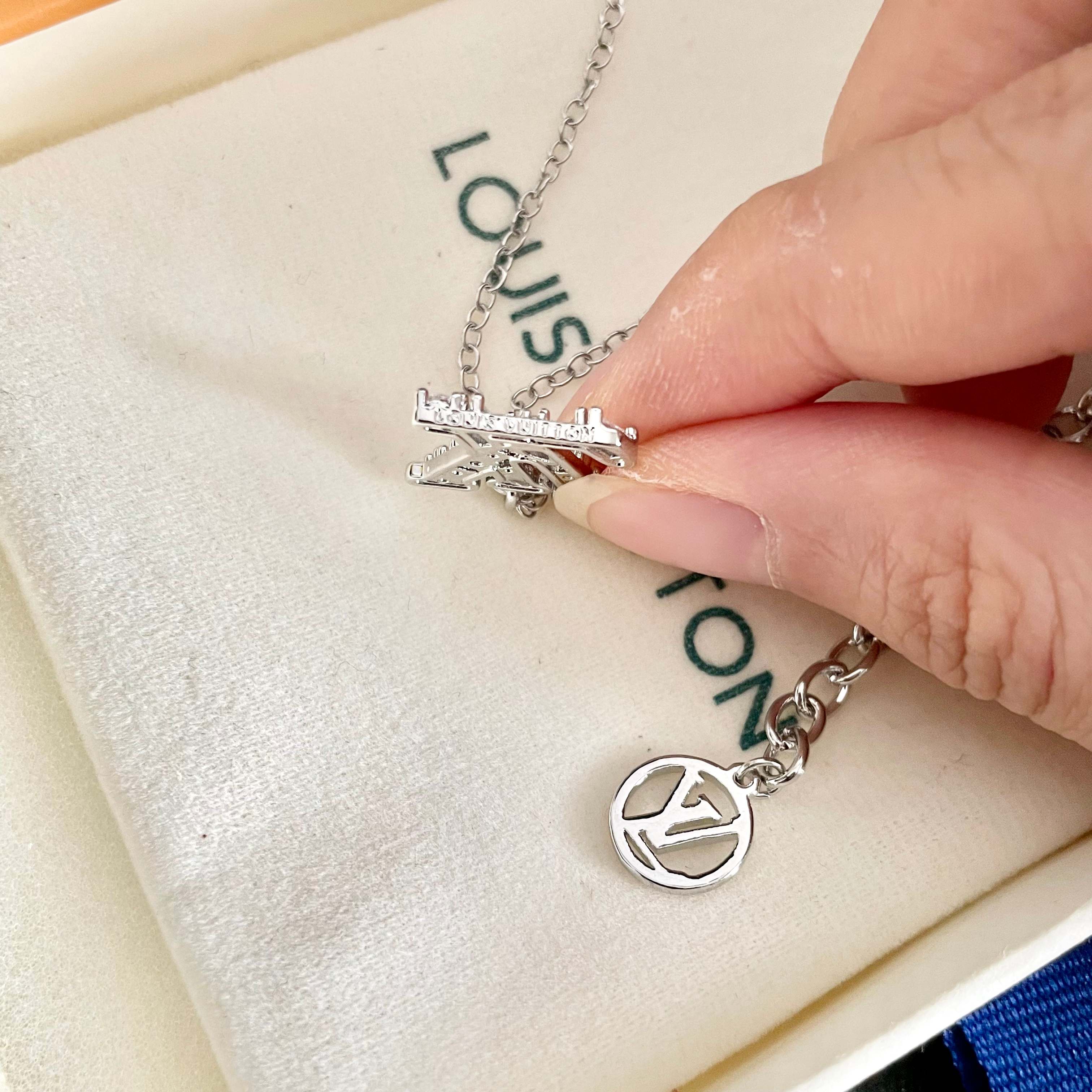 💥💥Louis Vuitton 路易威登 设计独特 (用LV经典之作图形理念)👋好看🧚‍♀️项链 超级无