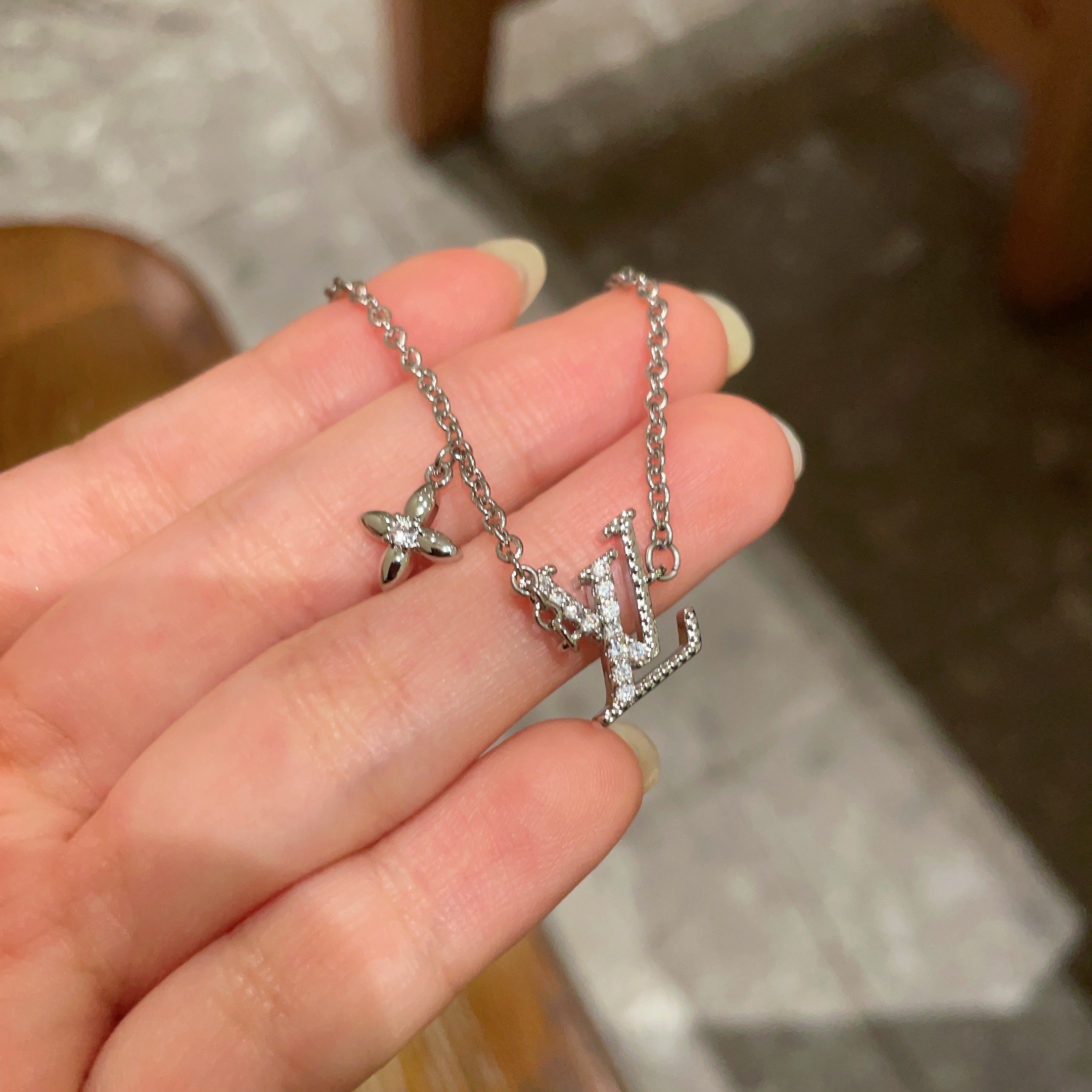 💥💥Louis Vuitton 路易威登 设计独特 (用LV经典之作图形理念)👋好看🧚‍♀️手链链 超级