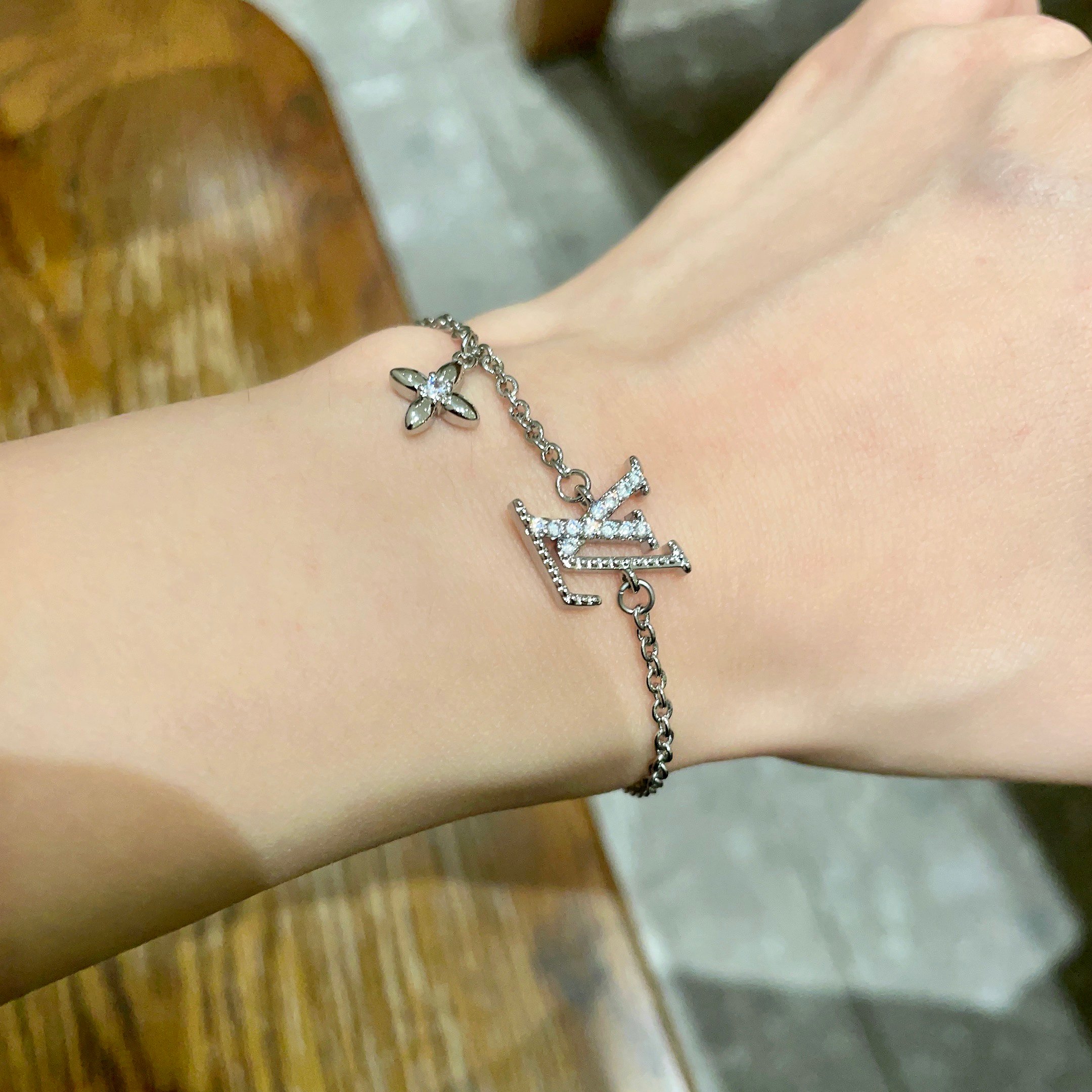 💥💥Louis Vuitton 路易威登 设计独特 (用LV经典之作图形理念)👋好看🧚‍♀️手链链 超级