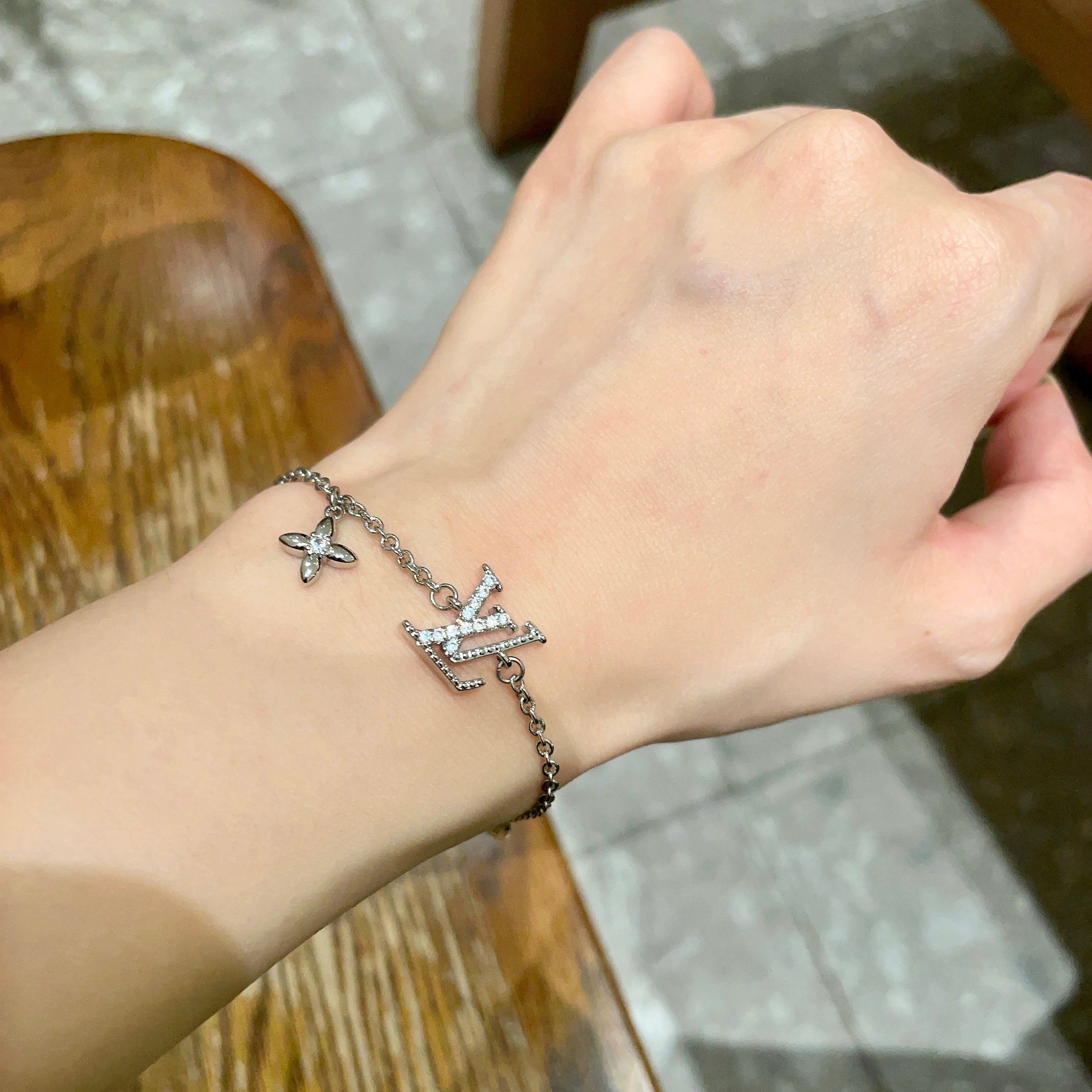 💥💥Louis Vuitton 路易威登 设计独特 (用LV经典之作图形理念)👋好看🧚‍♀️手链链 超级