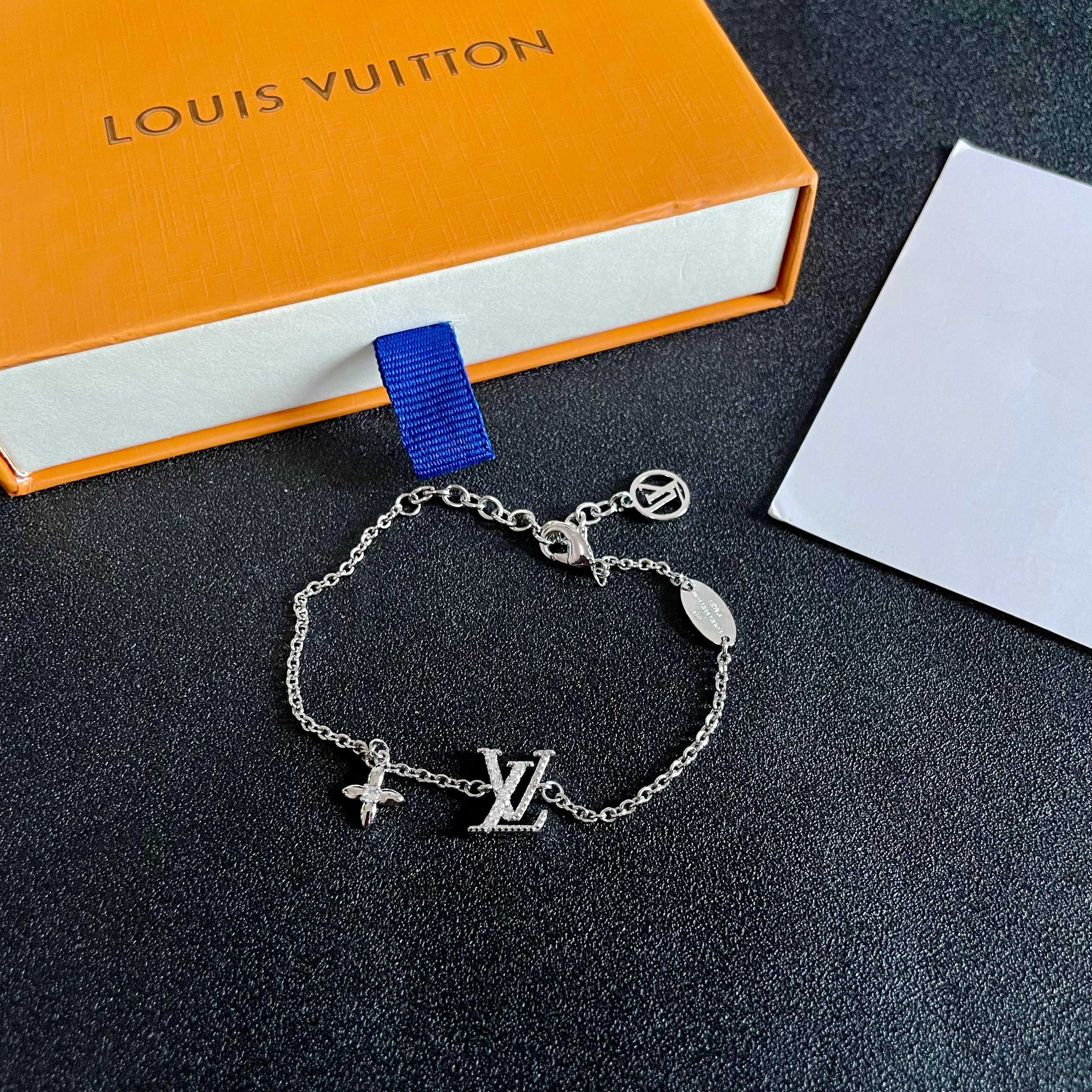 💥💥Louis Vuitton 路易威登 设计独特 (用LV经典之作图形理念)👋好看🧚‍♀️手链链 超级