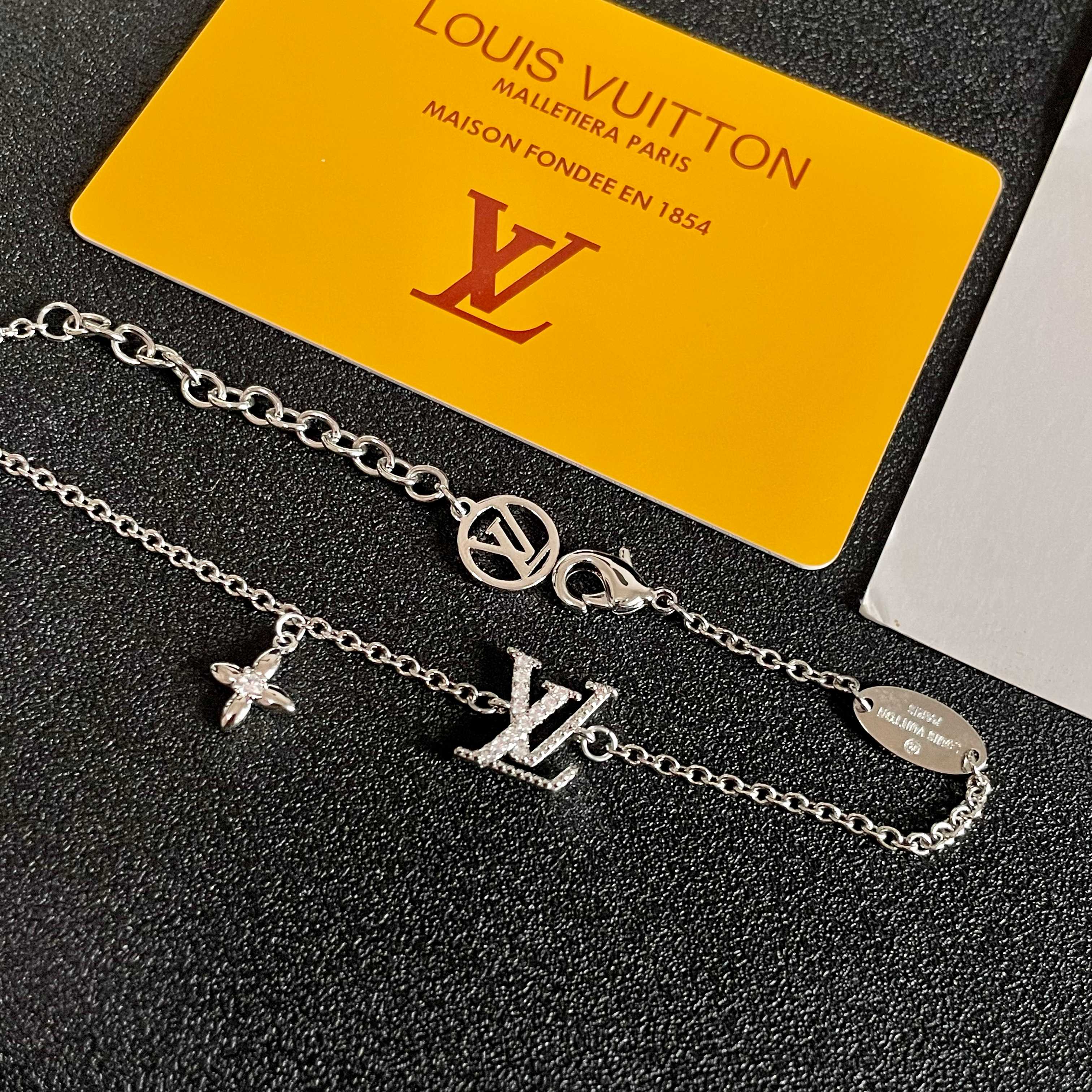 💥💥Louis Vuitton 路易威登 设计独特 (用LV经典之作图形理念)👋好看🧚‍♀️手链链 超级