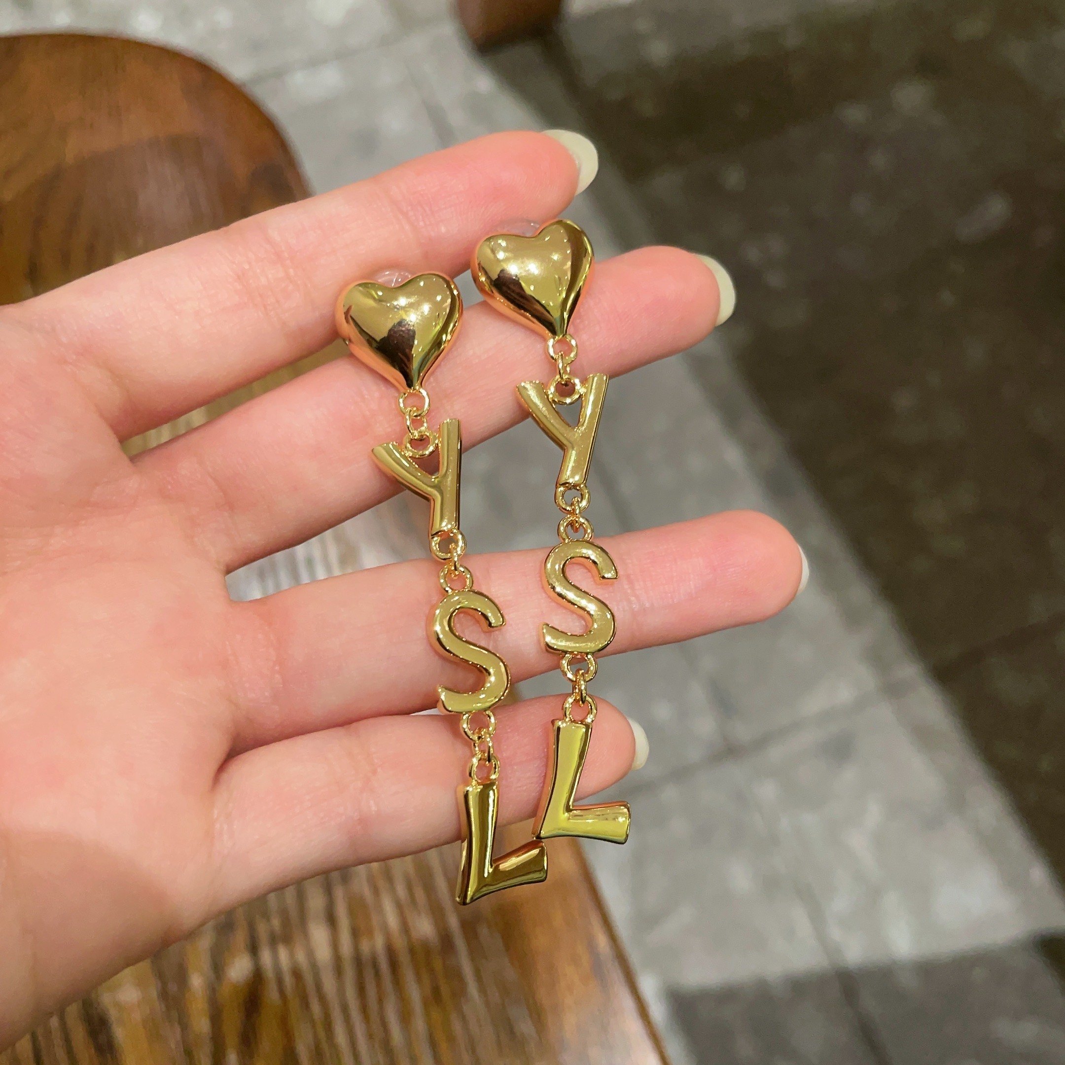  YSL 圣罗兰 中古耳钉 原装黄铜材质 Yves Saint Laurent 创立于1961年 优雅抽
