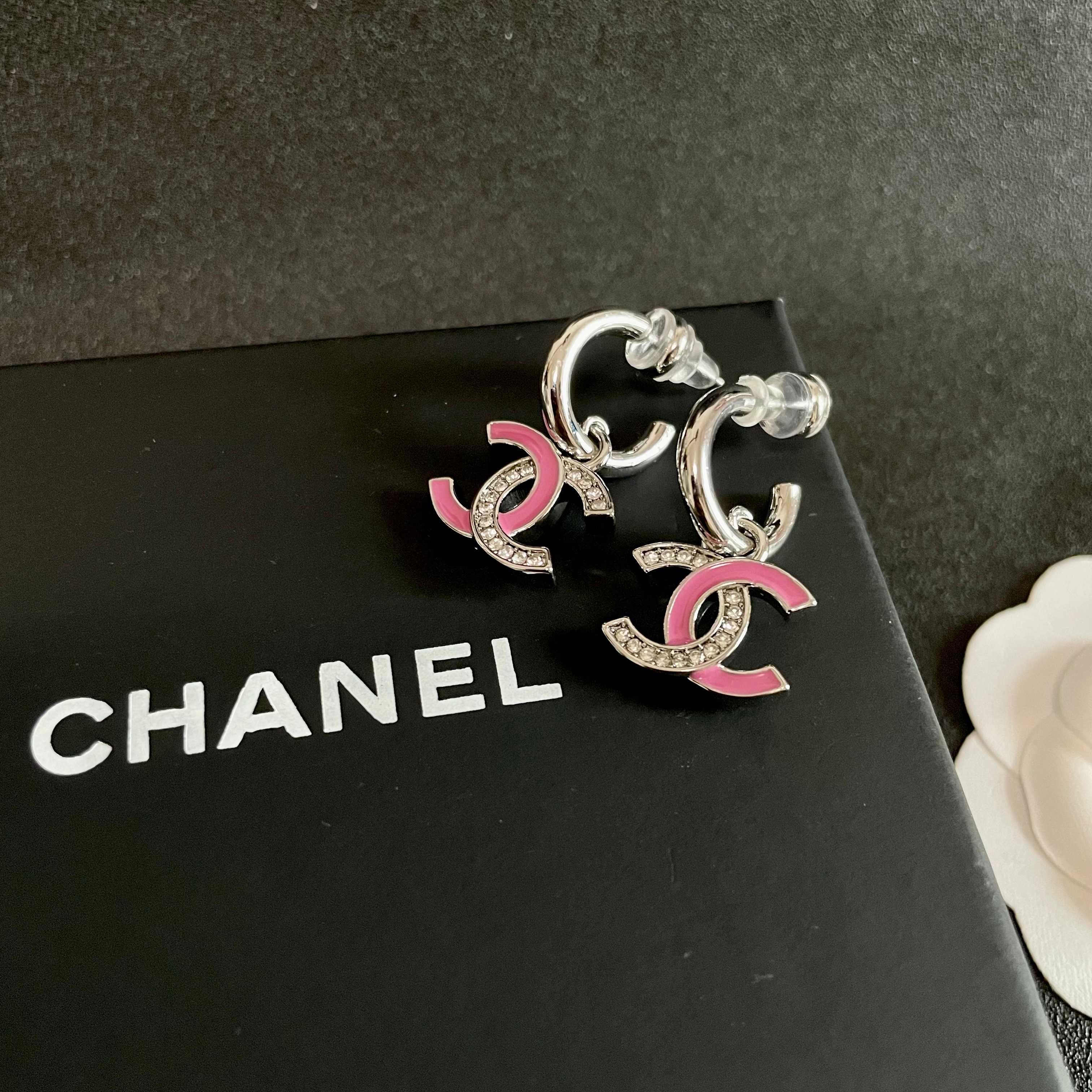  Chanel香奈儿 中古 耳钉👀小香家的款式真心无需多介绍😘🎶每一款都超好看，精致大方，非常显气质.