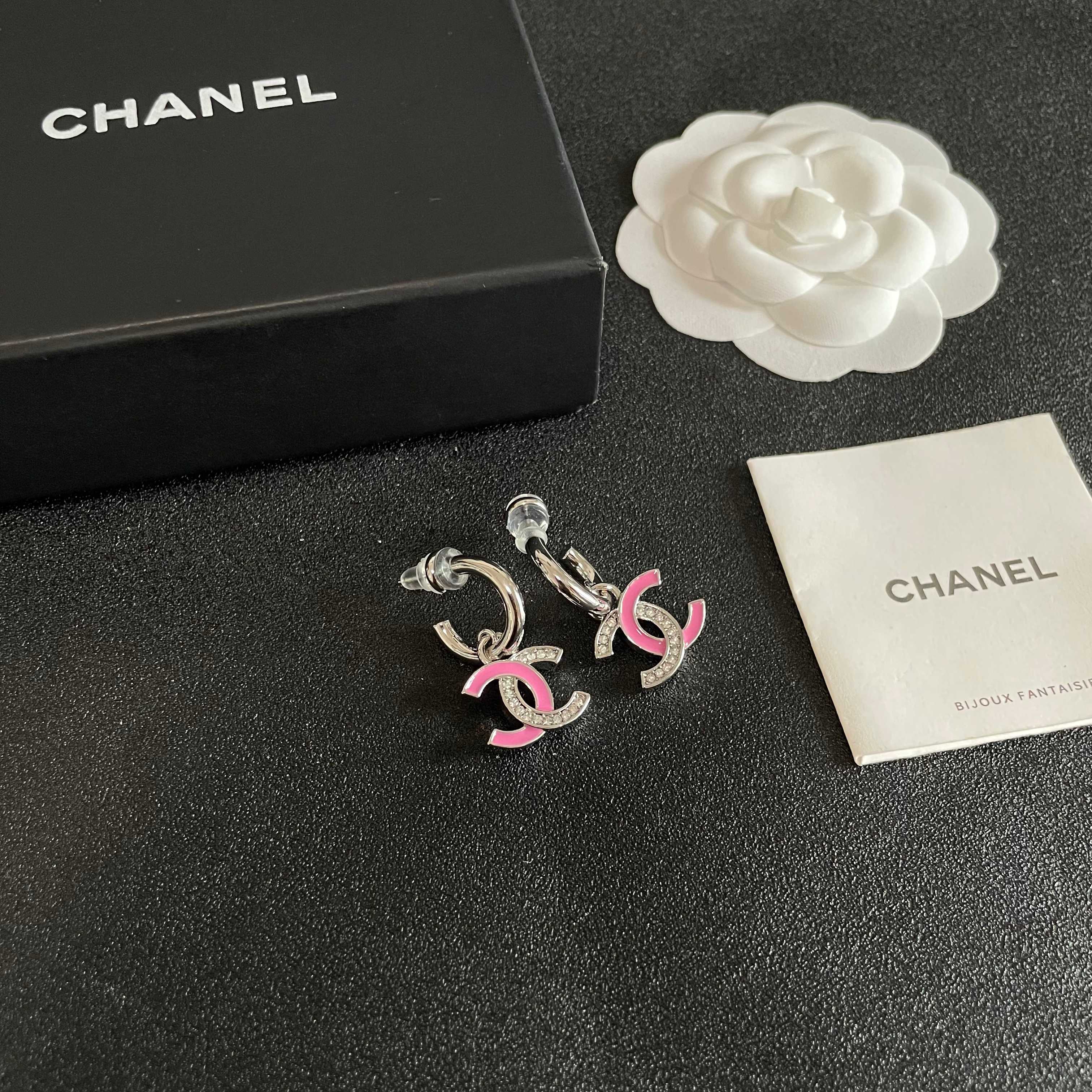  Chanel香奈儿 中古 耳钉👀小香家的款式真心无需多介绍😘🎶每一款都超好看，精致大方，非常显气质.