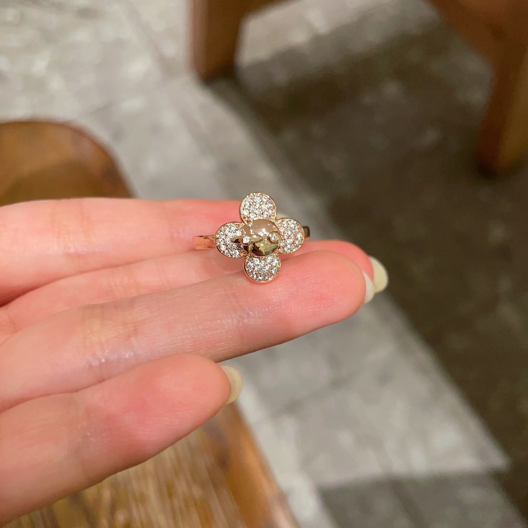 💗新款LV路易威登LouisVuitton进口水钻四叶草🍀系列造型戒指！夏天必备款🥰一戴就忍不住想夸的一