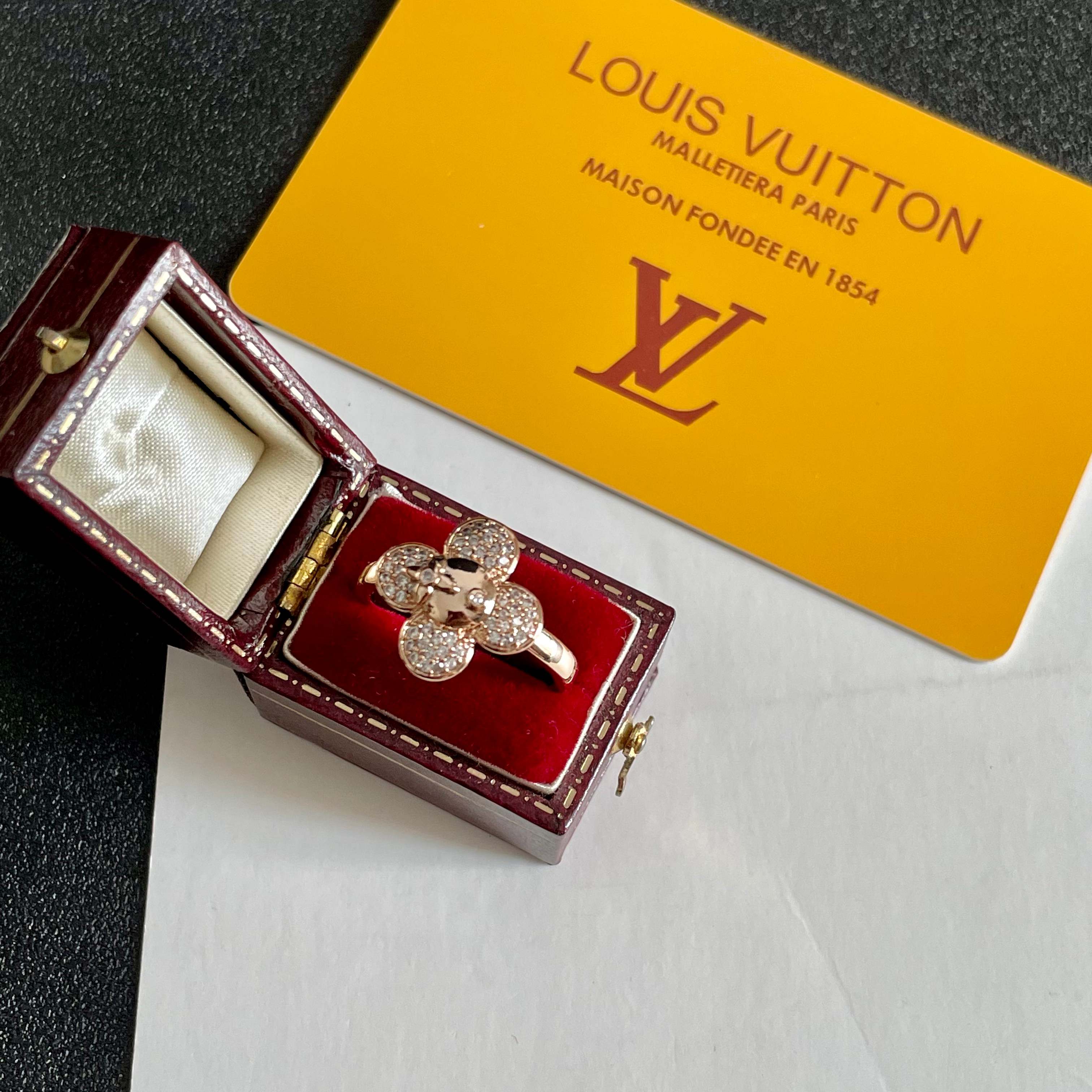 💗新款LV路易威登LouisVuitton进口水钻四叶草🍀系列造型戒指！夏天必备款🥰一戴就忍不住想夸的一