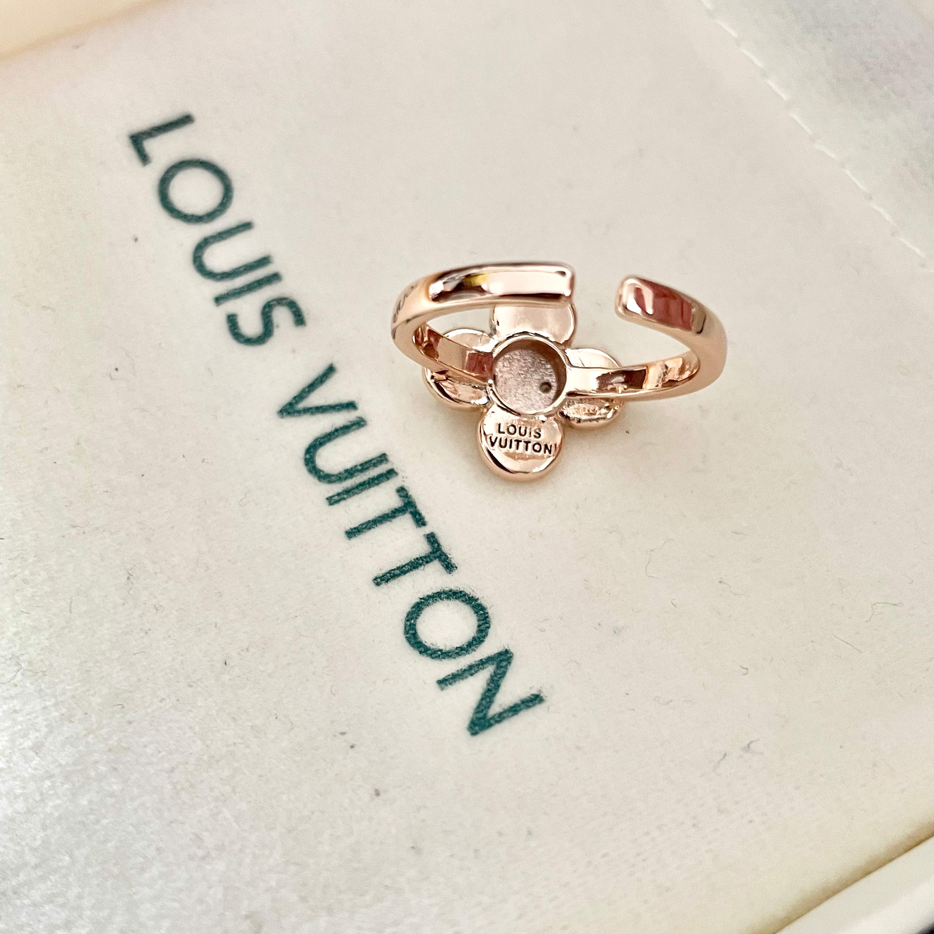 💗新款LV路易威登LouisVuitton进口水钻四叶草🍀系列造型戒指！夏天必备款🥰一戴就忍不住想夸的一