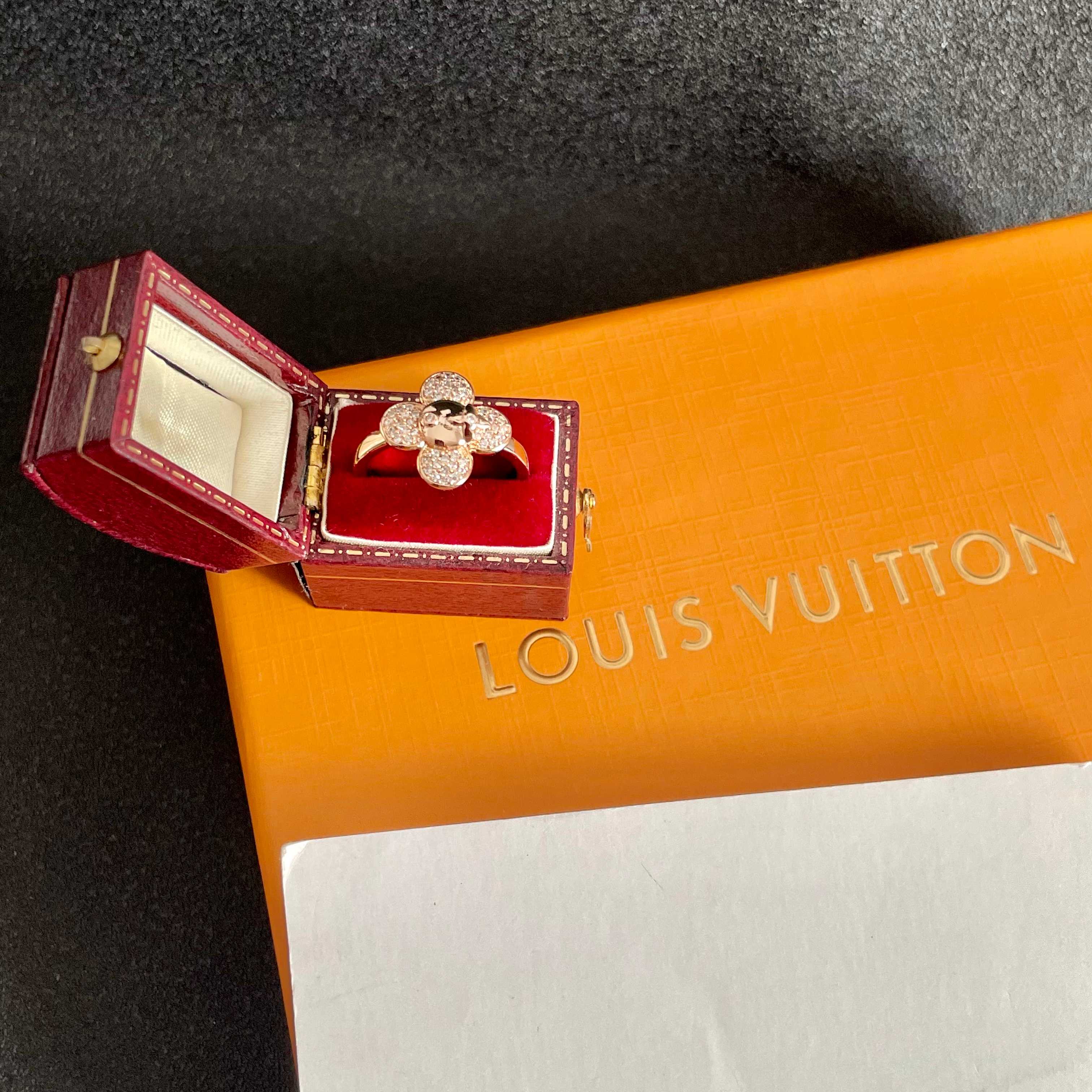 💗新款LV路易威登LouisVuitton进口水钻四叶草🍀系列造型戒指！夏天必备款🥰一戴就忍不住想夸的一