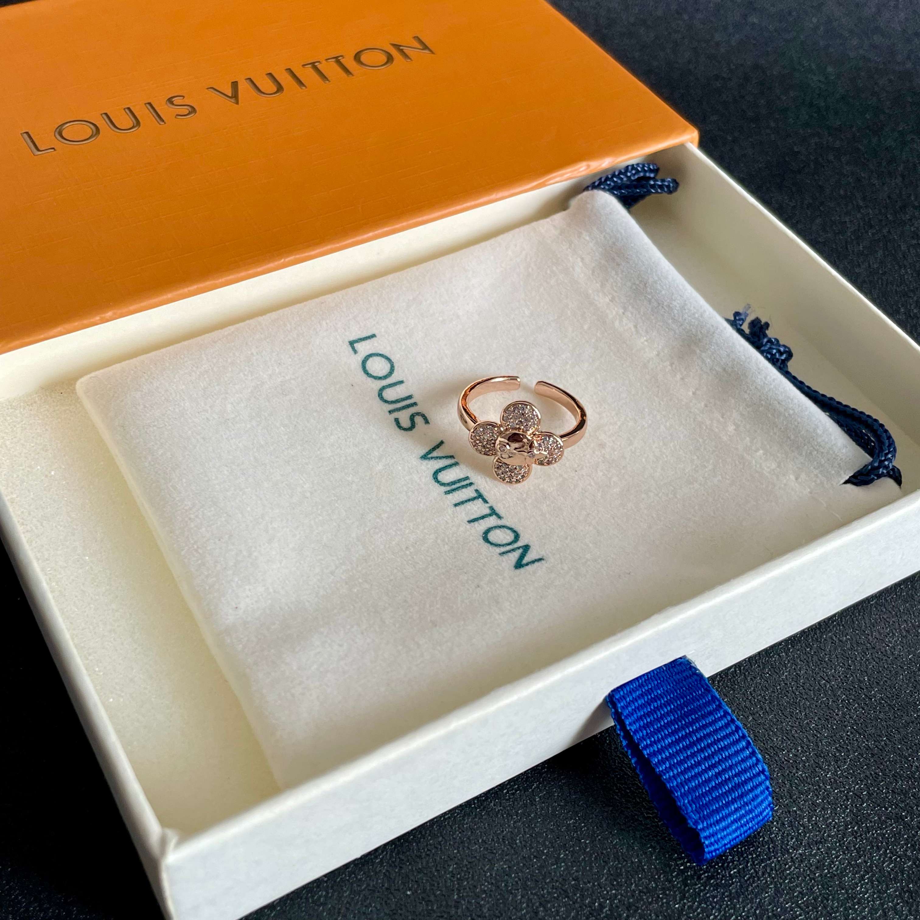 💗新款LV路易威登LouisVuitton进口水钻四叶草🍀系列造型戒指！夏天必备款🥰一戴就忍不住想夸的一