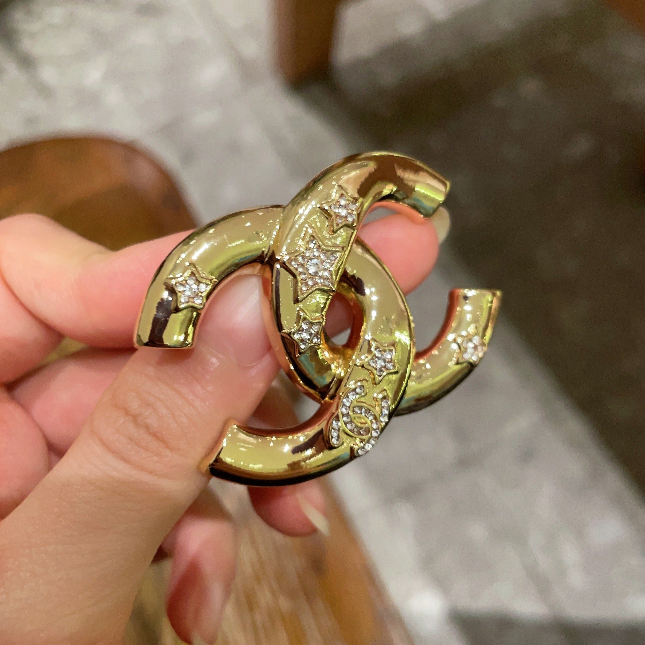  CHANEL🇫🇷小香 专柜新款同步上新香奈儿胸针，是最懂女人的饰物。那些倾注了全部心血去做自己的女人，