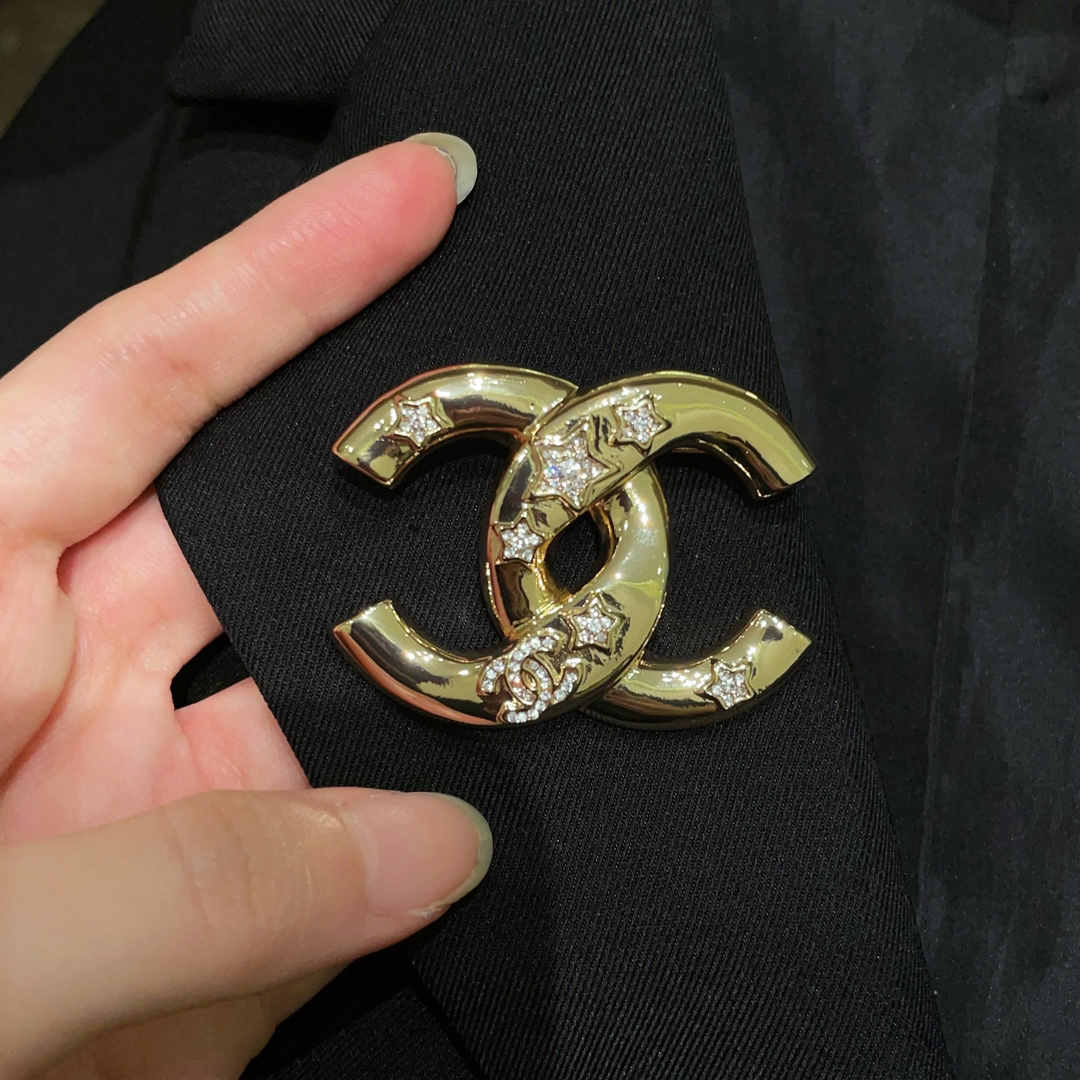  CHANEL🇫🇷小香 专柜新款同步上新香奈儿胸针，是最懂女人的饰物。那些倾注了全部心血去做自己的女人，