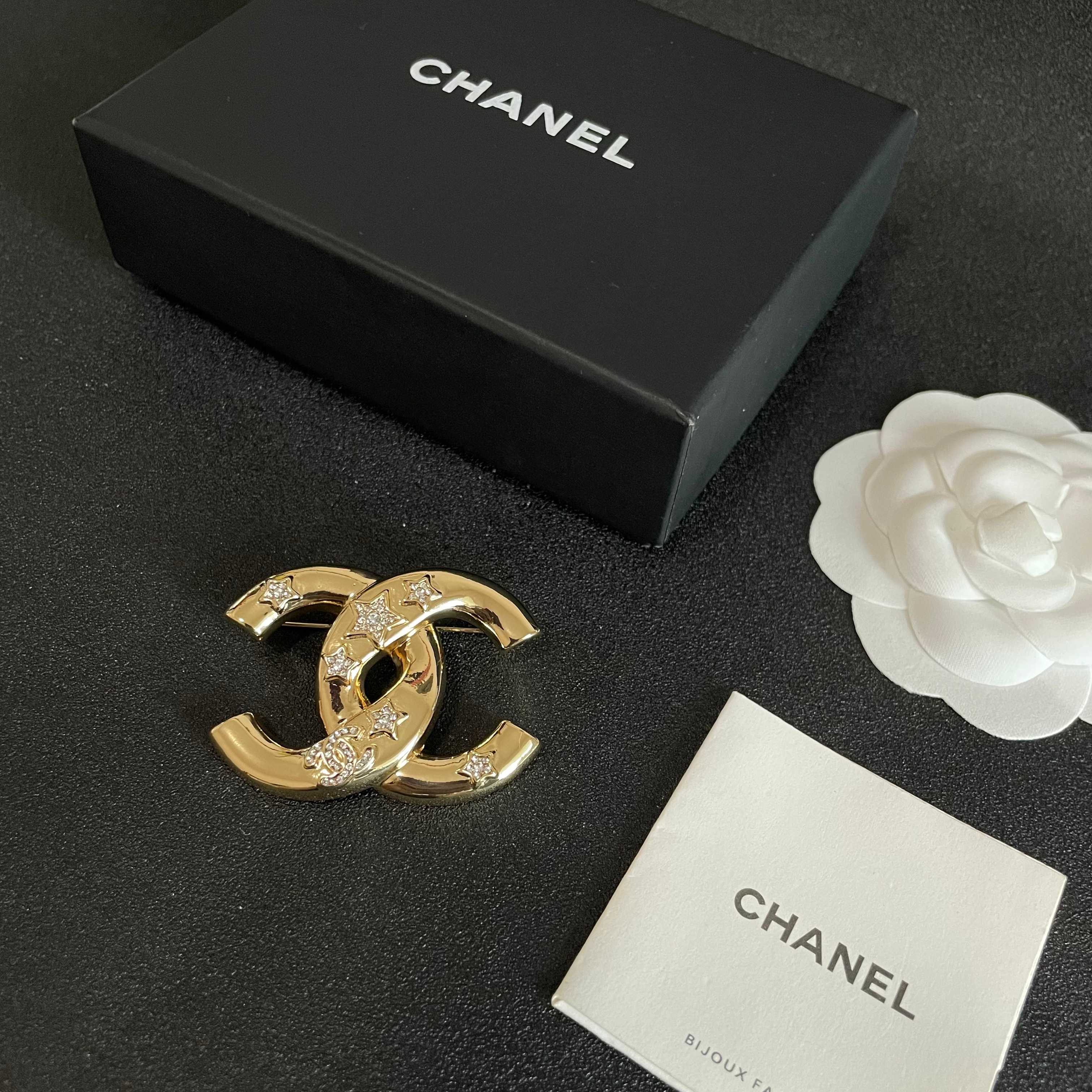  CHANEL🇫🇷小香 专柜新款同步上新香奈儿胸针，是最懂女人的饰物。那些倾注了全部心血去做自己的女人，
