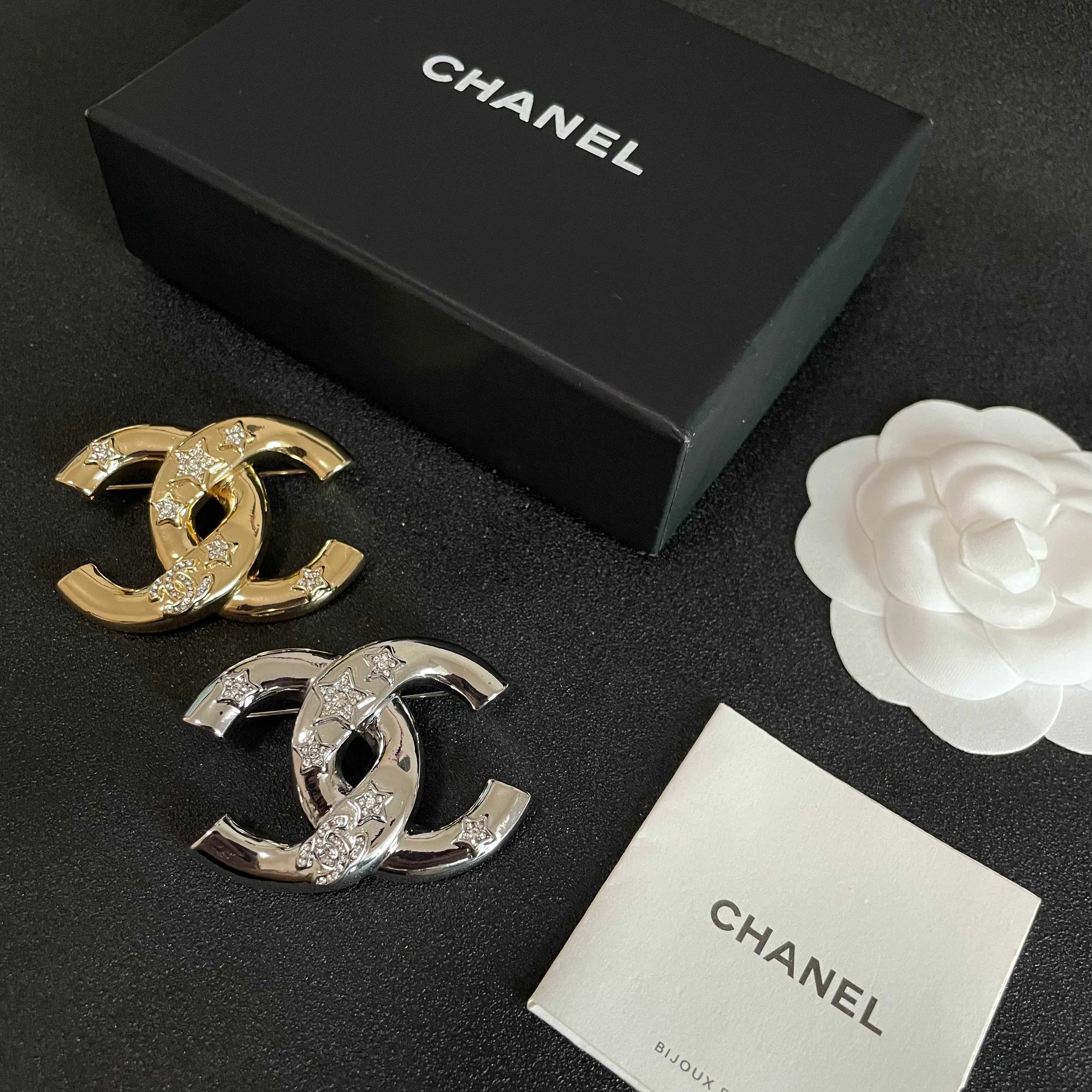  CHANEL🇫🇷小香 专柜新款同步上新香奈儿胸针，是最懂女人的饰物。那些倾注了全部心血去做自己的女人，