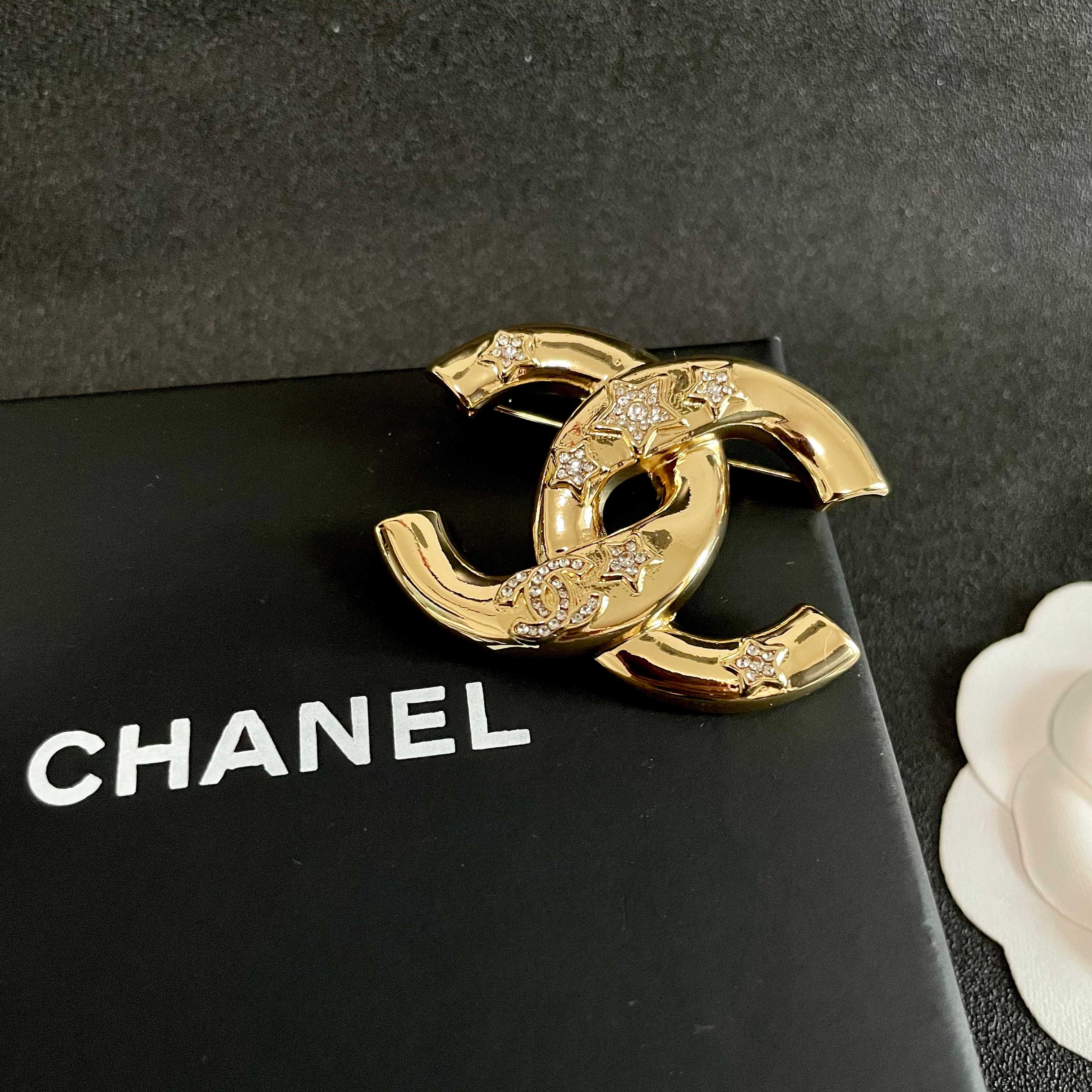  CHANEL🇫🇷小香 专柜新款同步上新香奈儿胸针，是最懂女人的饰物。那些倾注了全部心血去做自己的女人，