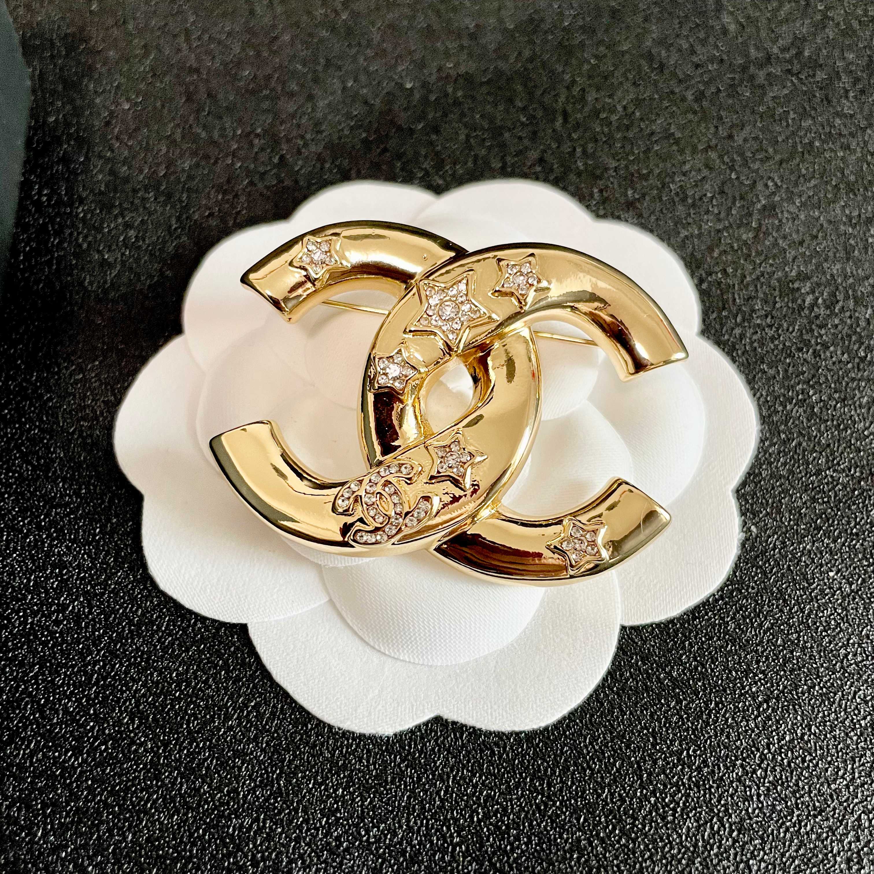 CHANEL🇫🇷小香 专柜新款同步上新香奈儿胸针，是最懂女人的饰物。那些倾注了全部心血去做自己的女人，