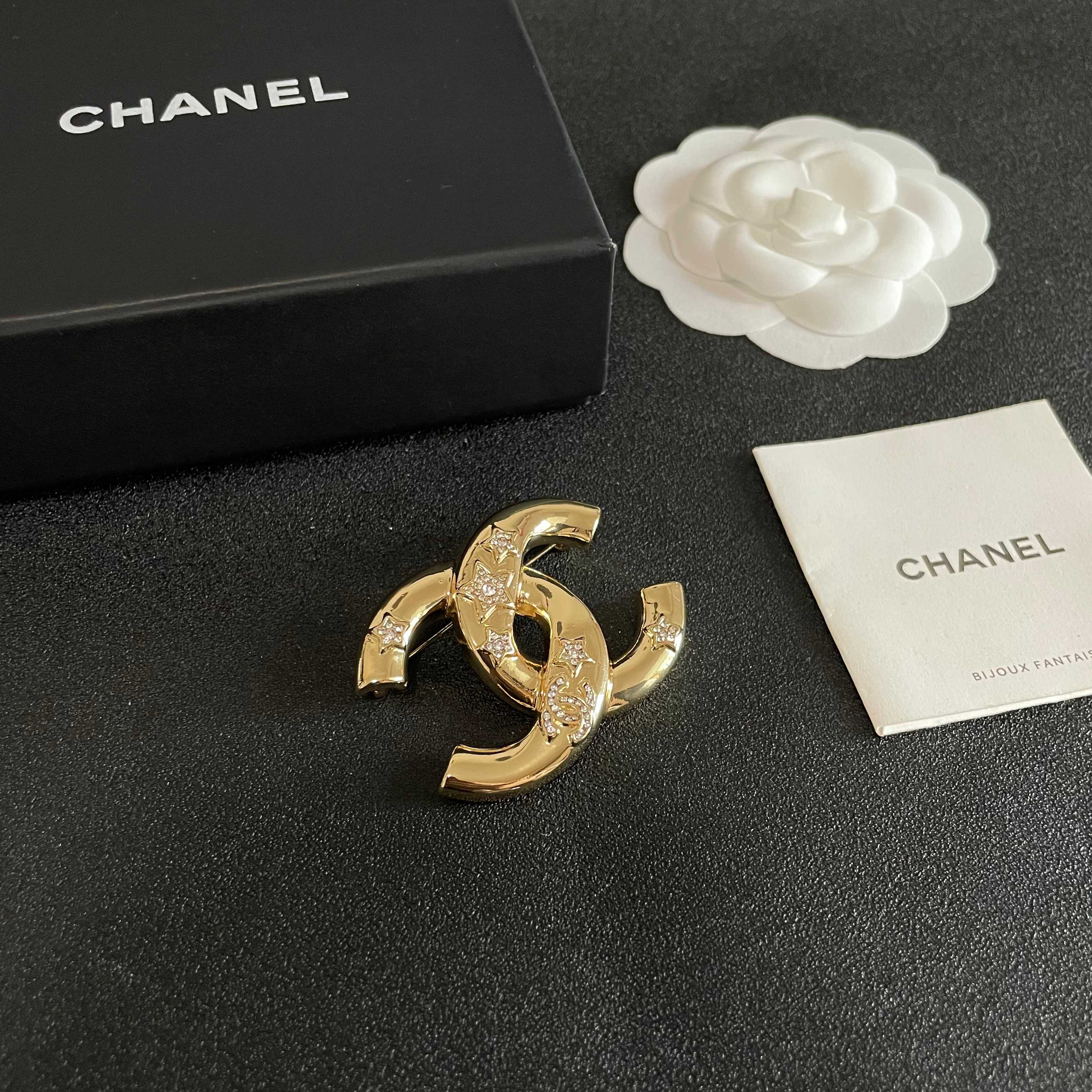  CHANEL🇫🇷小香 专柜新款同步上新香奈儿胸针，是最懂女人的饰物。那些倾注了全部心血去做自己的女人，