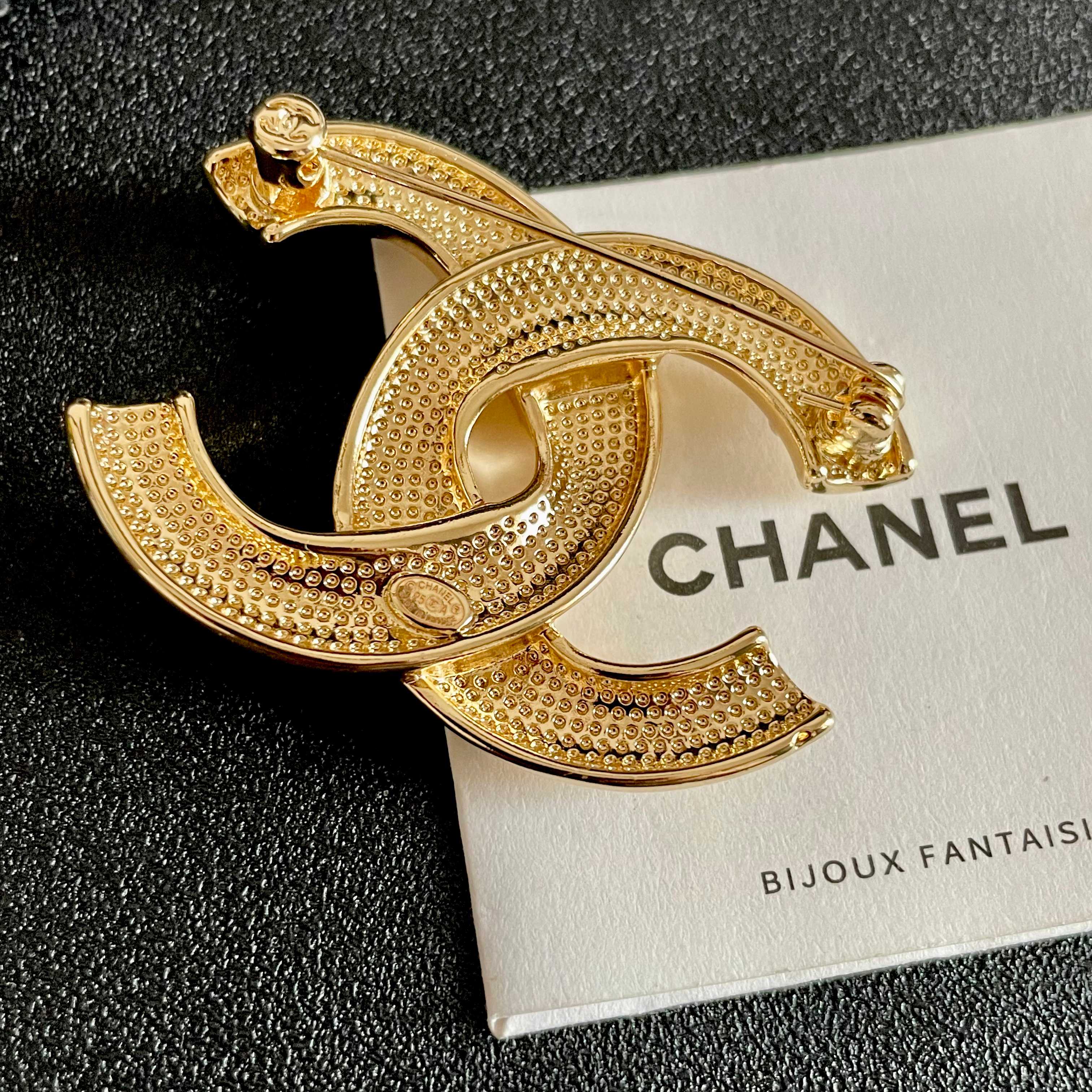  CHANEL🇫🇷小香 专柜新款同步上新香奈儿胸针，是最懂女人的饰物。那些倾注了全部心血去做自己的女人，