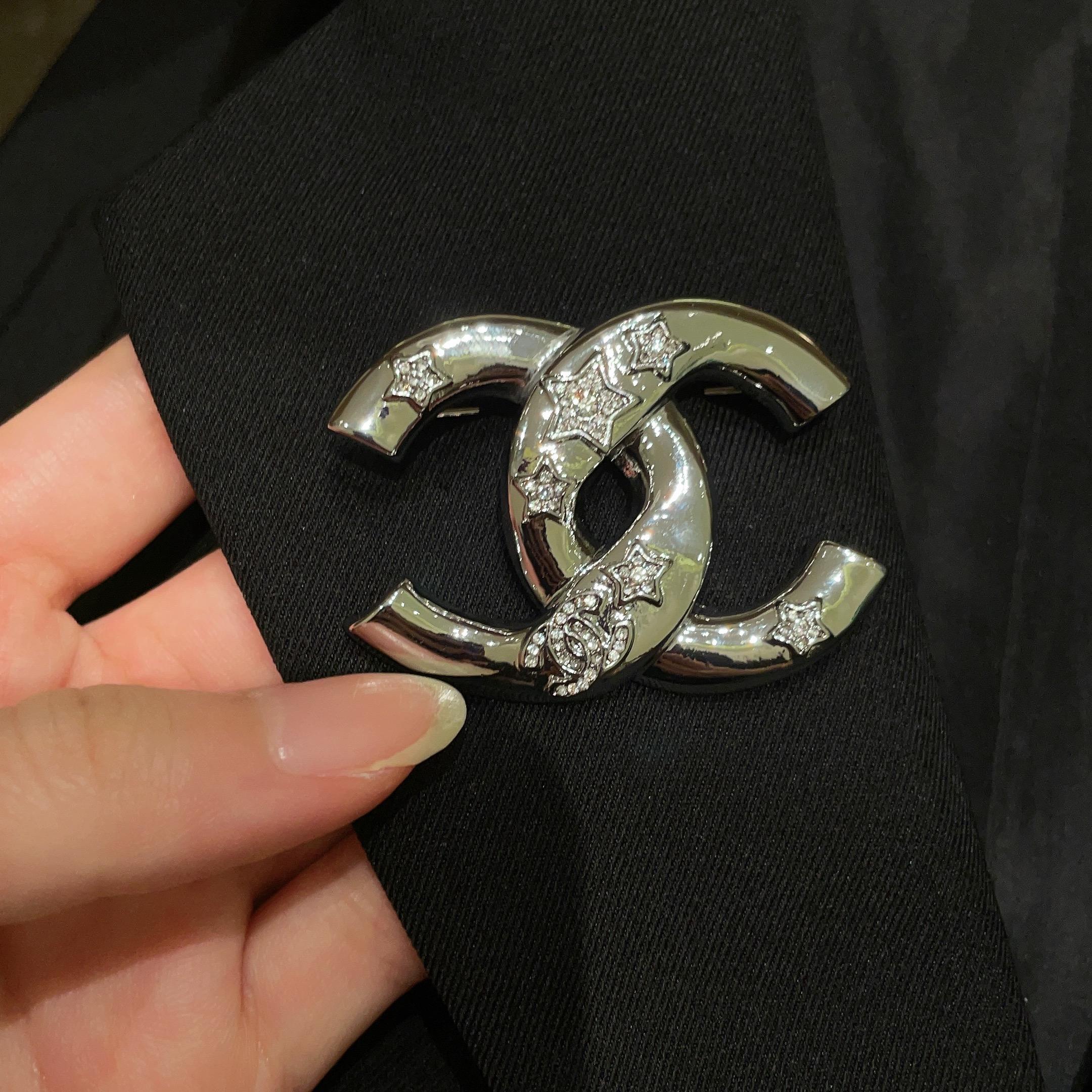  CHANEL🇫🇷小香 专柜新款同步上新香奈儿胸针，是最懂女人的饰物。那些倾注了全部心血去做自己的女人，