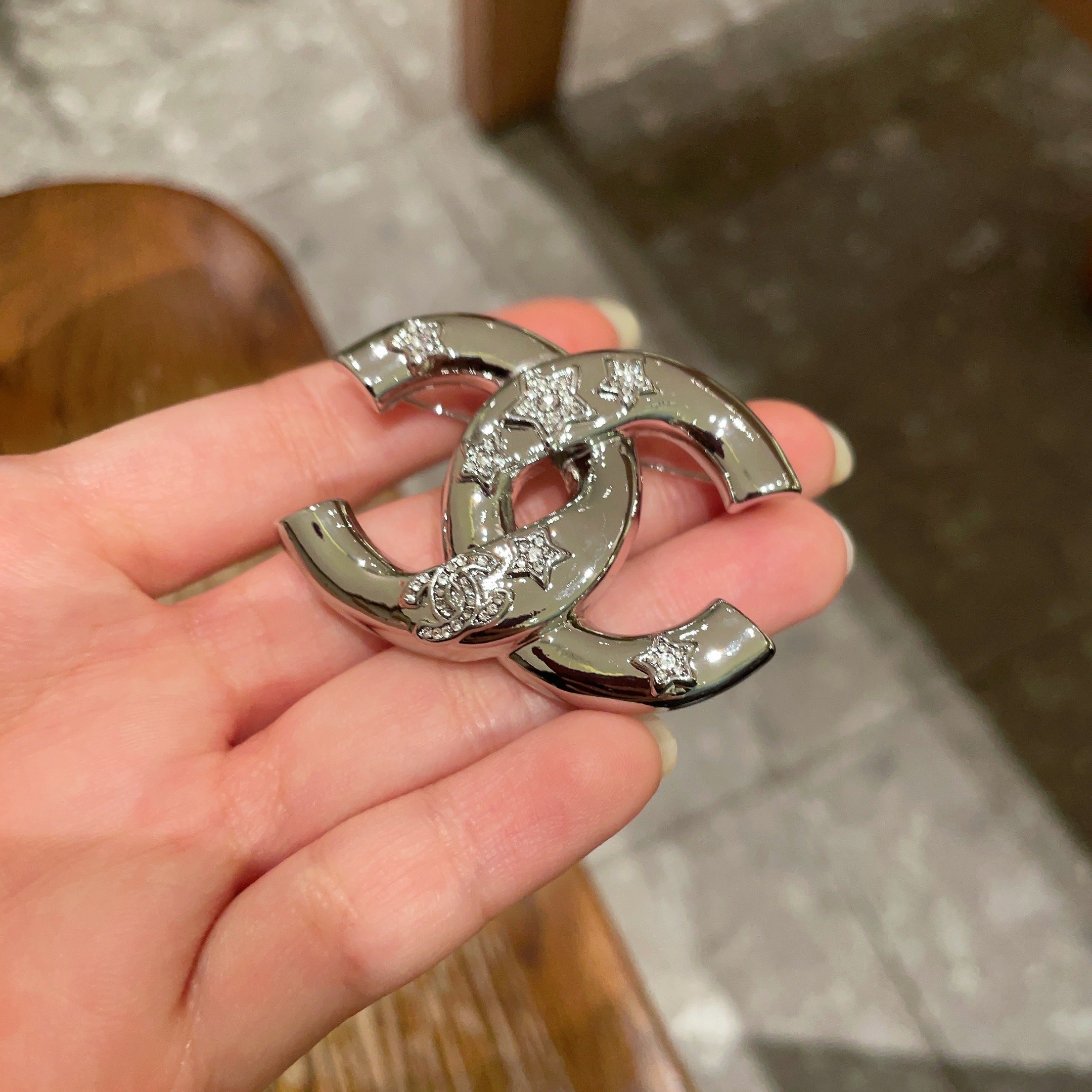  CHANEL🇫🇷小香 专柜新款同步上新香奈儿胸针，是最懂女人的饰物。那些倾注了全部心血去做自己的女人，