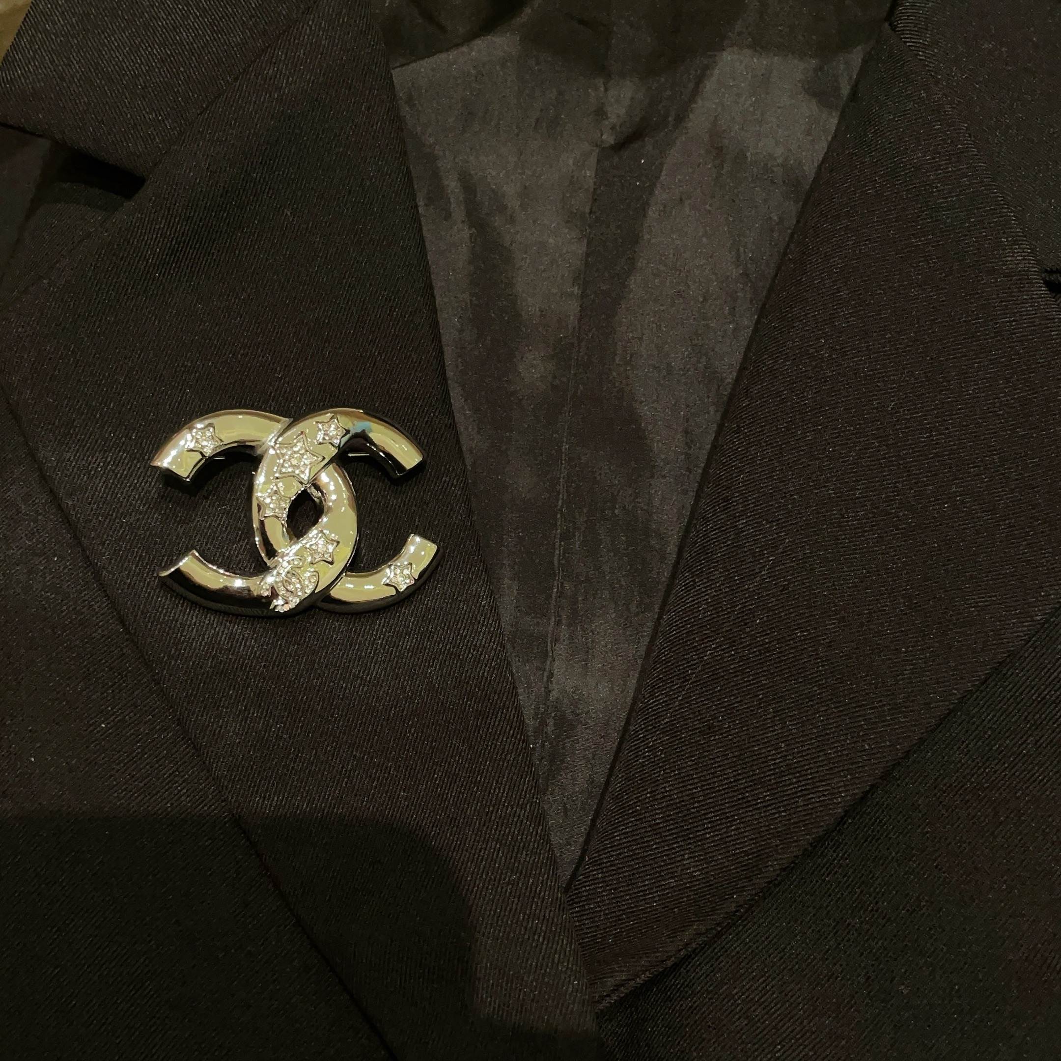  CHANEL🇫🇷小香 专柜新款同步上新香奈儿胸针，是最懂女人的饰物。那些倾注了全部心血去做自己的女人，