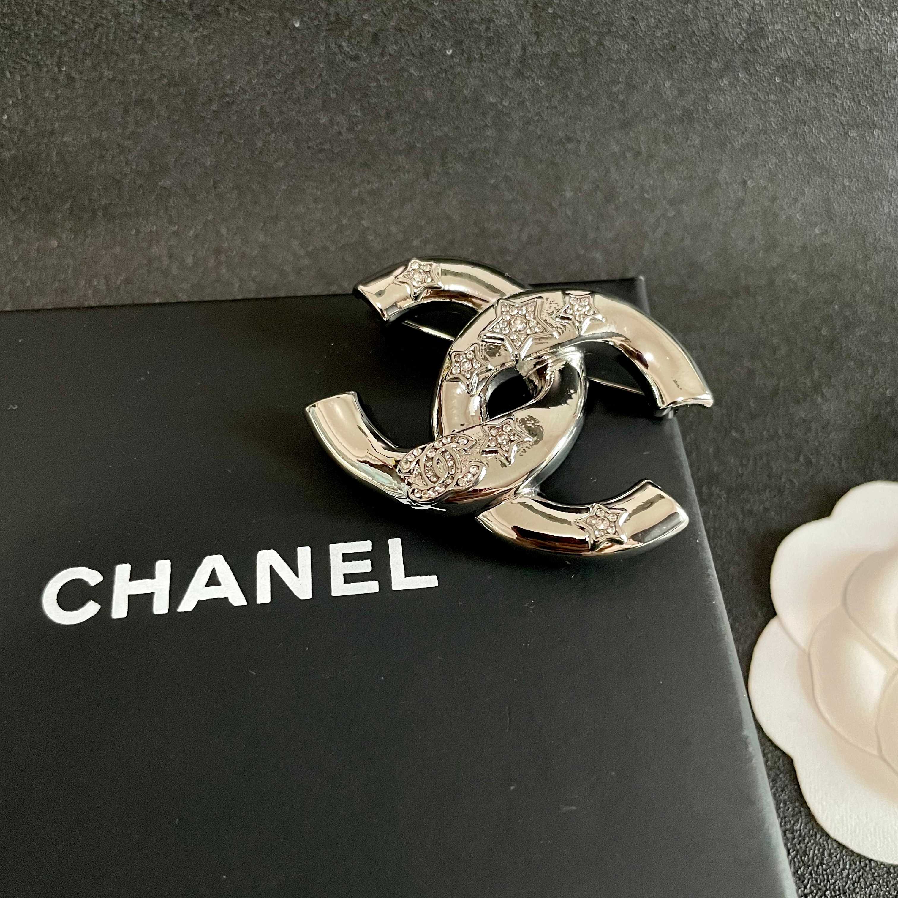 CHANEL🇫🇷小香 专柜新款同步上新香奈儿胸针，是最懂女人的饰物。那些倾注了全部心血去做自己的女人，