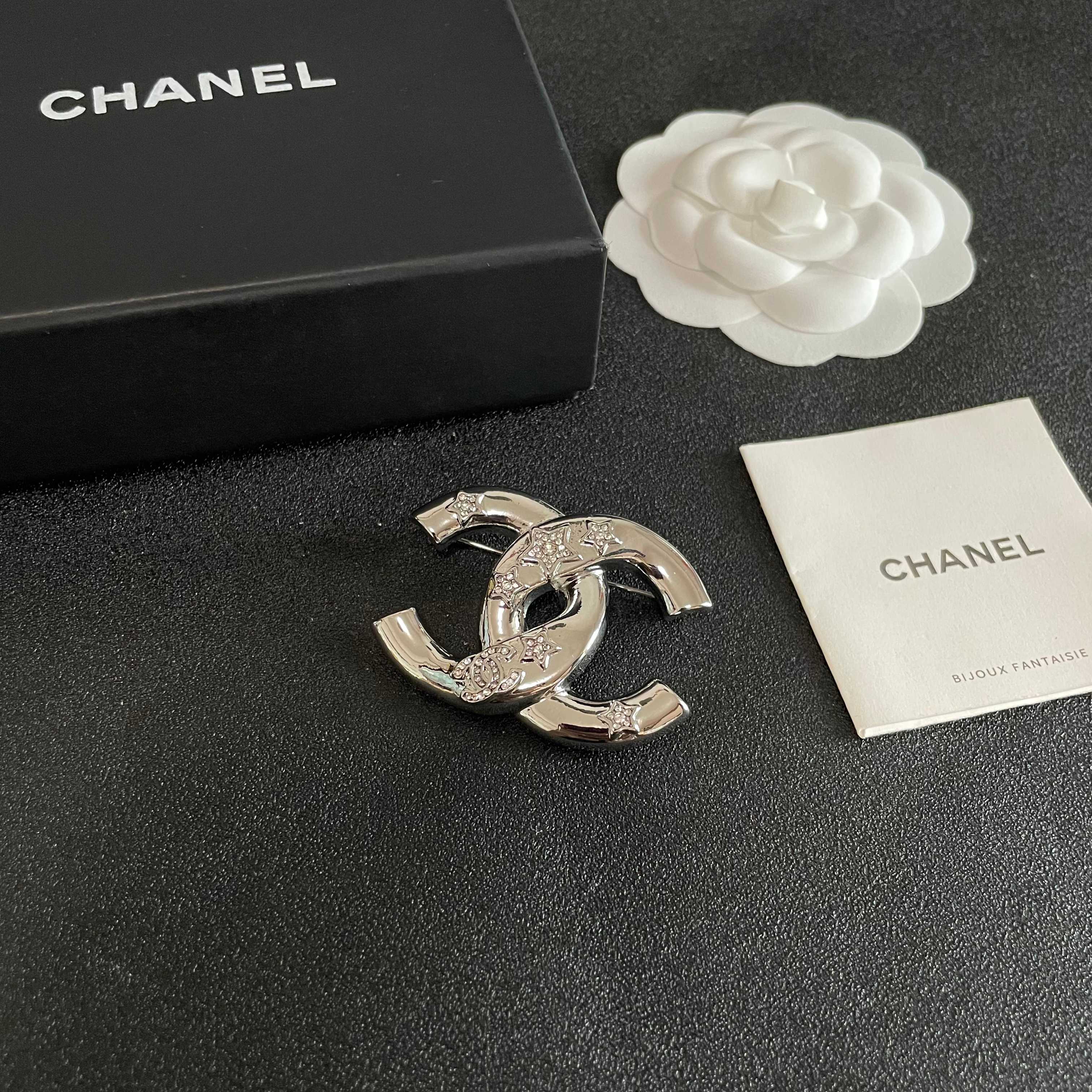  CHANEL🇫🇷小香 专柜新款同步上新香奈儿胸针，是最懂女人的饰物。那些倾注了全部心血去做自己的女人，